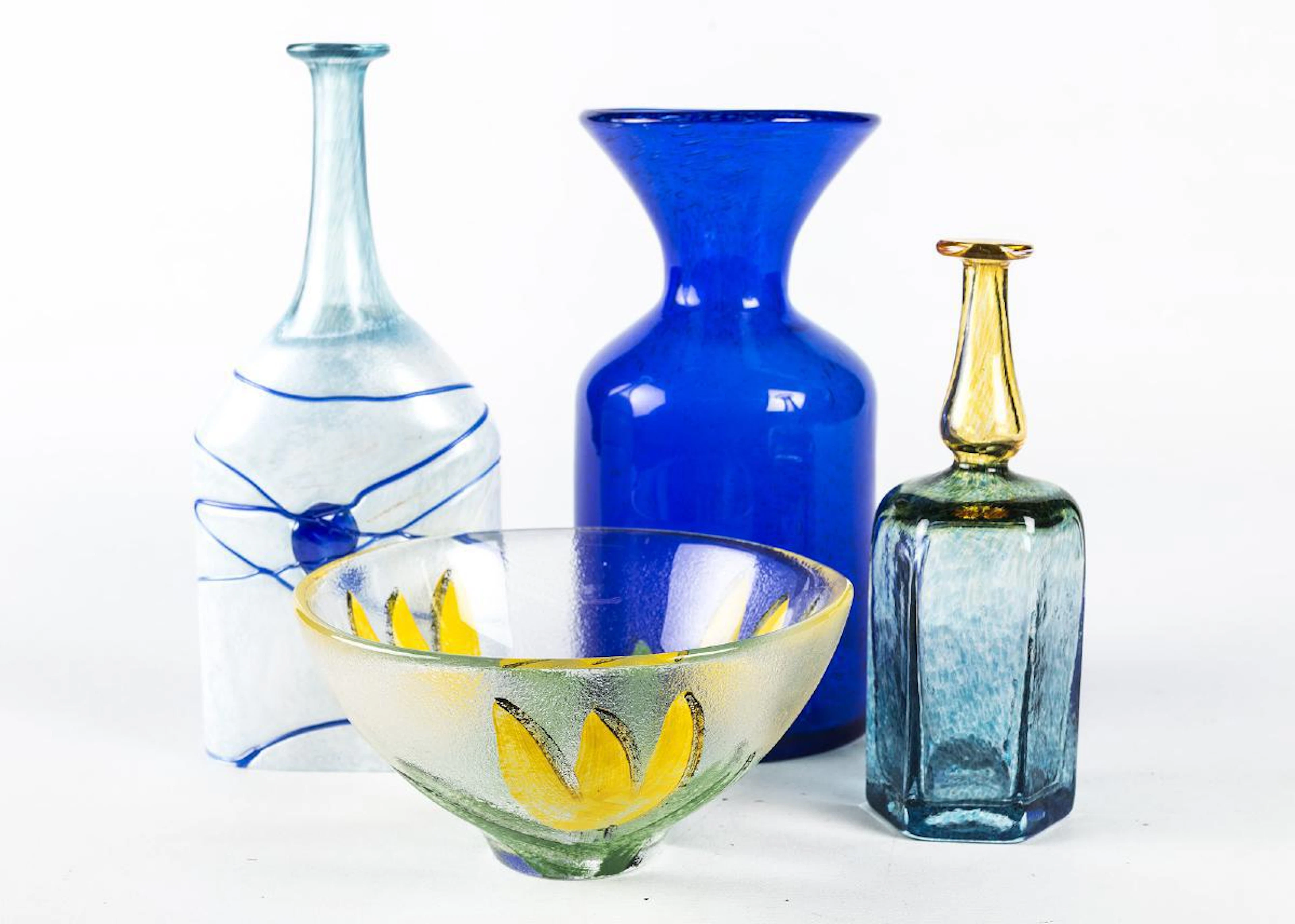KONSTGLAS, 4 delar b.l.a Bertil Vallien, Erik Höglund mfl