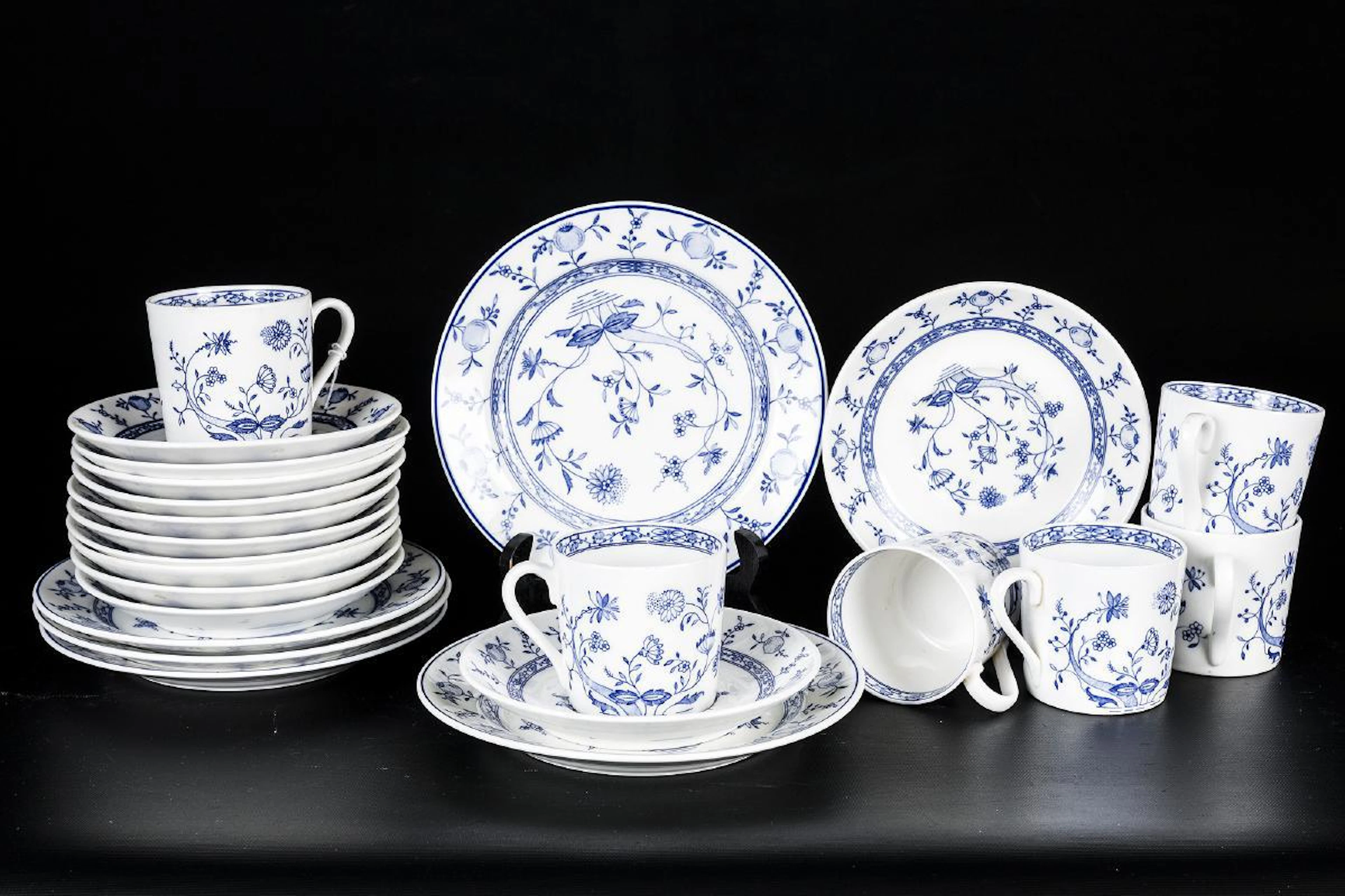 KAFFESERVISDELAR, 23 st, porslin, "Dresden", Stig Lindberg, Gustavsberg.