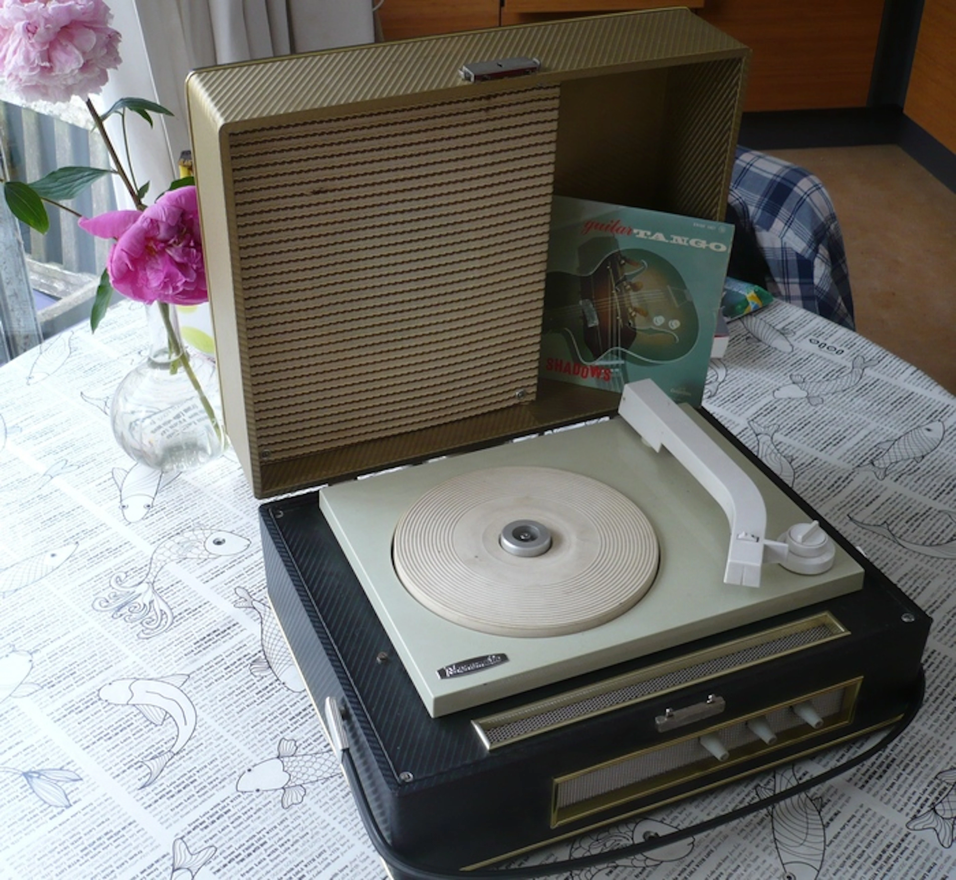 Vintage RFT Phonomatic portable gramophone from 1967 + five great 7" singles from that period