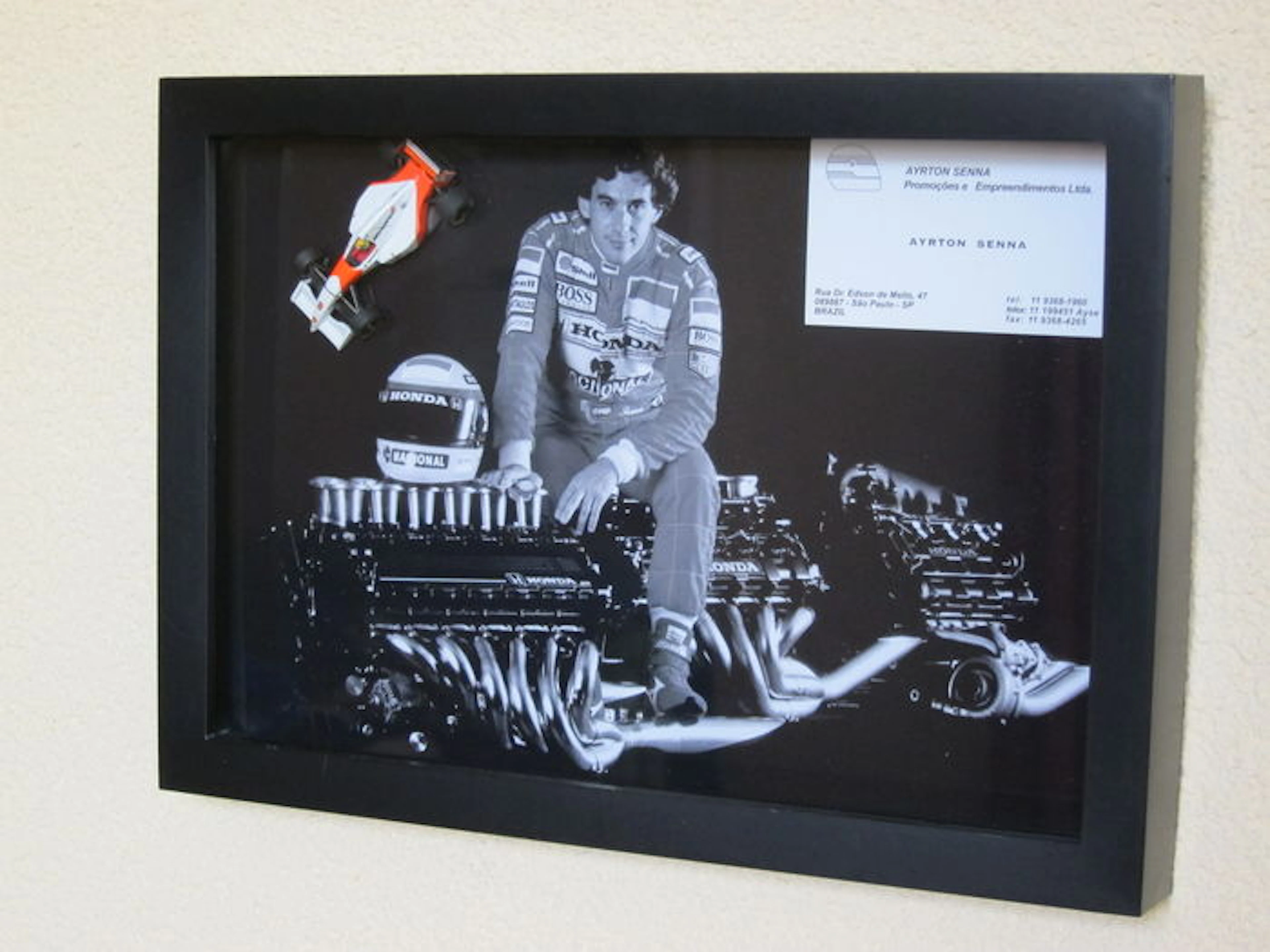 Ayrton Senna, prachtige 3D vitrine met mooie foto + miniatuur McLaren model + origineel visitekaartje.