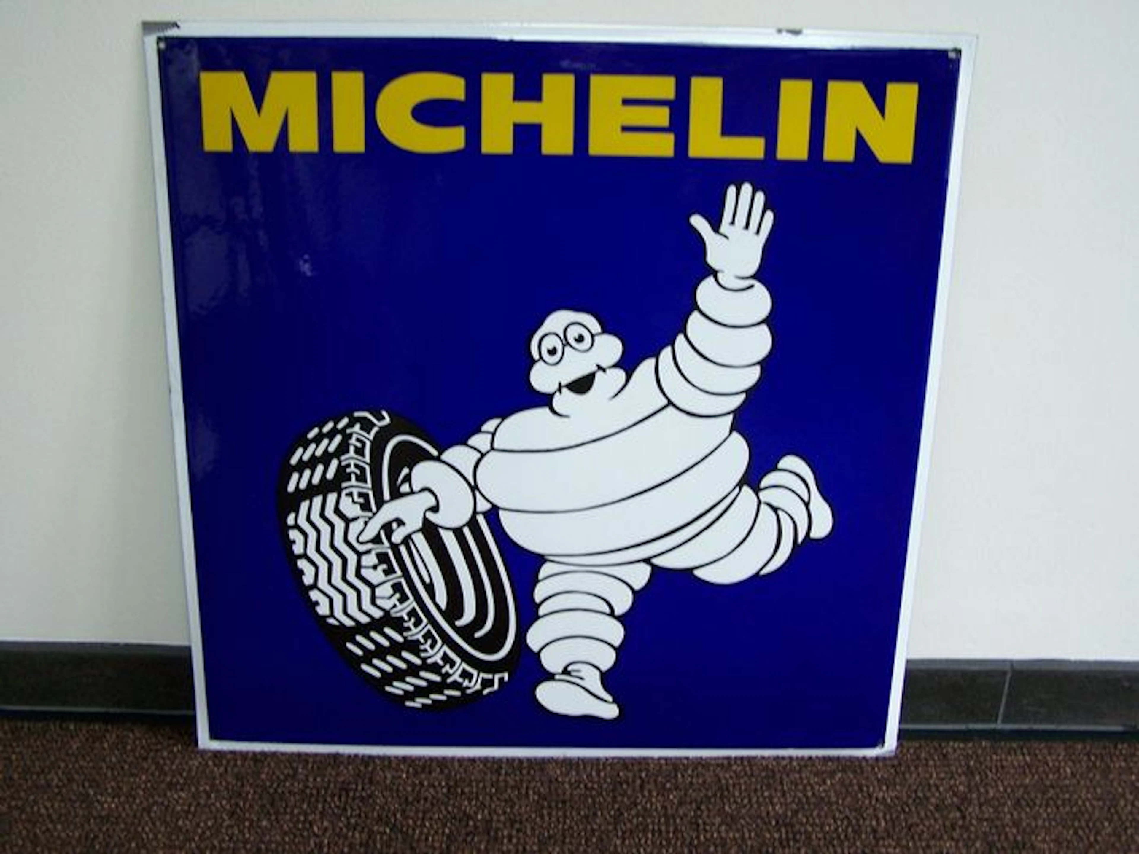 Zeer groot Emaille Michelin Bibendum reclamebord,afm.ca.65x65 cm.