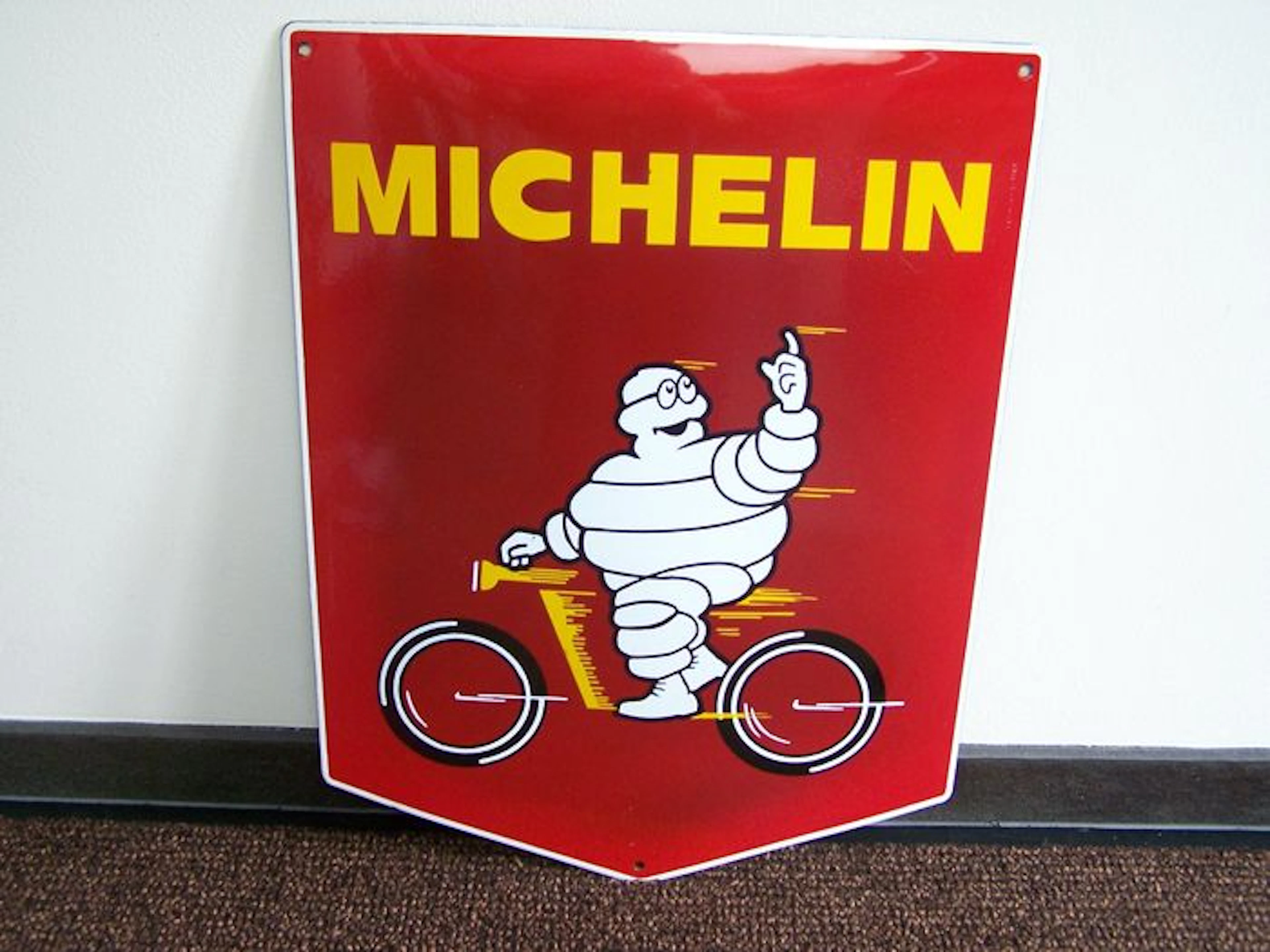 Mooi groot Michelin Bibendum op fiets emaille reclamebord,afm.ca.60x45 cm.