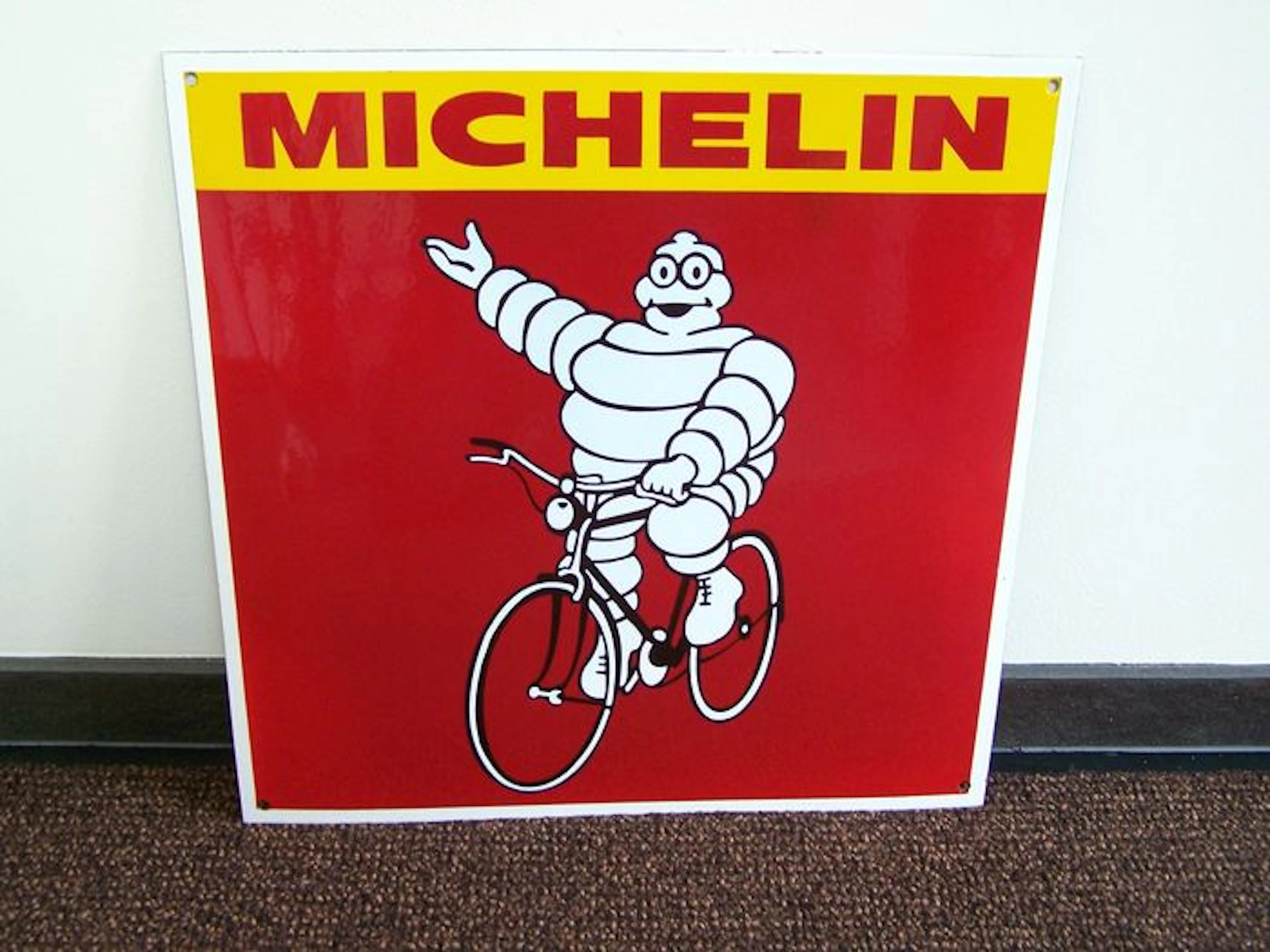 Mooi groot Michelin Bibendum op fiets emaille reclamebord,afm.ca.50x50 cm.