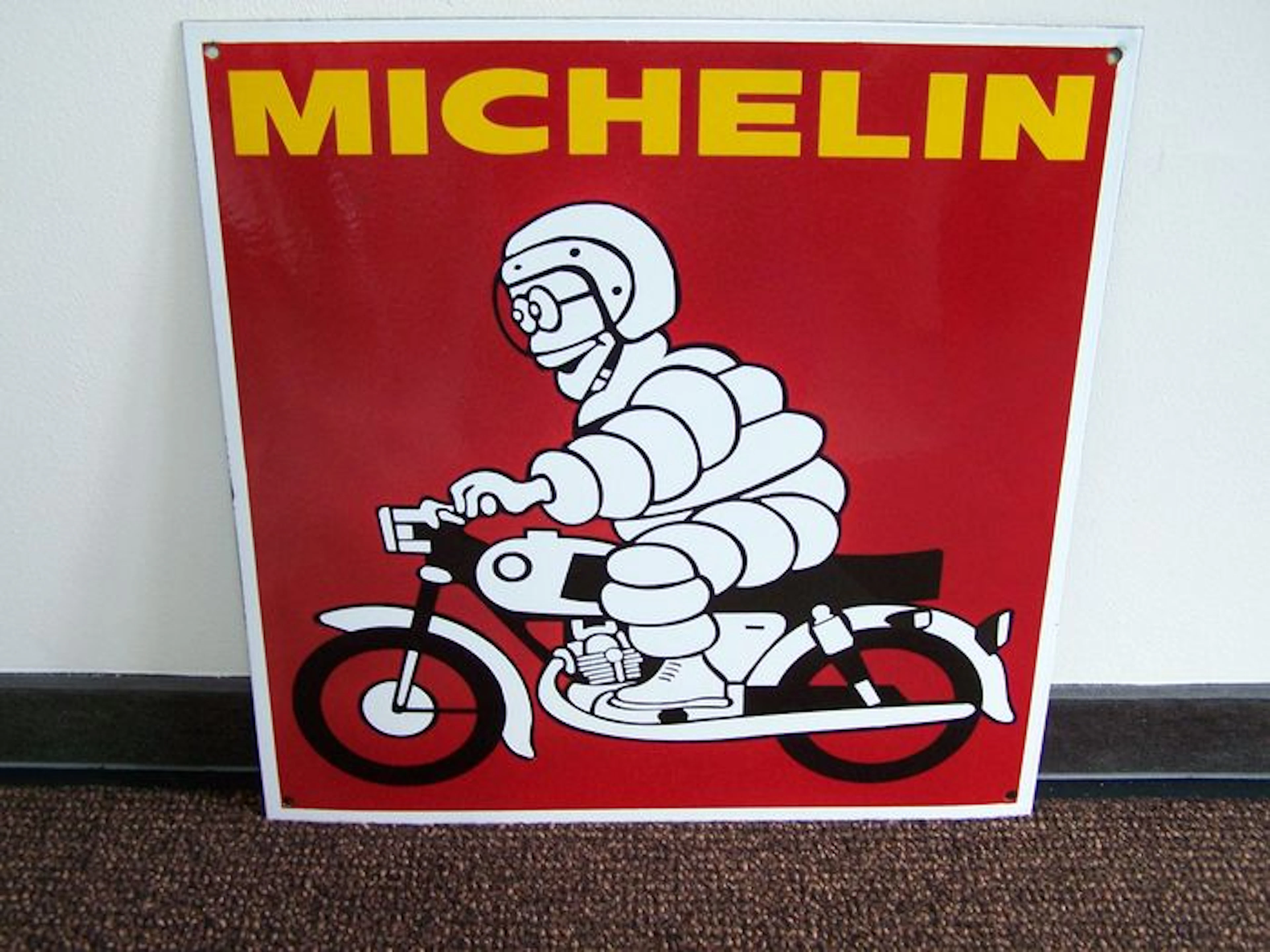 Mooi groot Michelin Bibendum op brommer emaille reclamebord,afm.ca.50x50 cm.