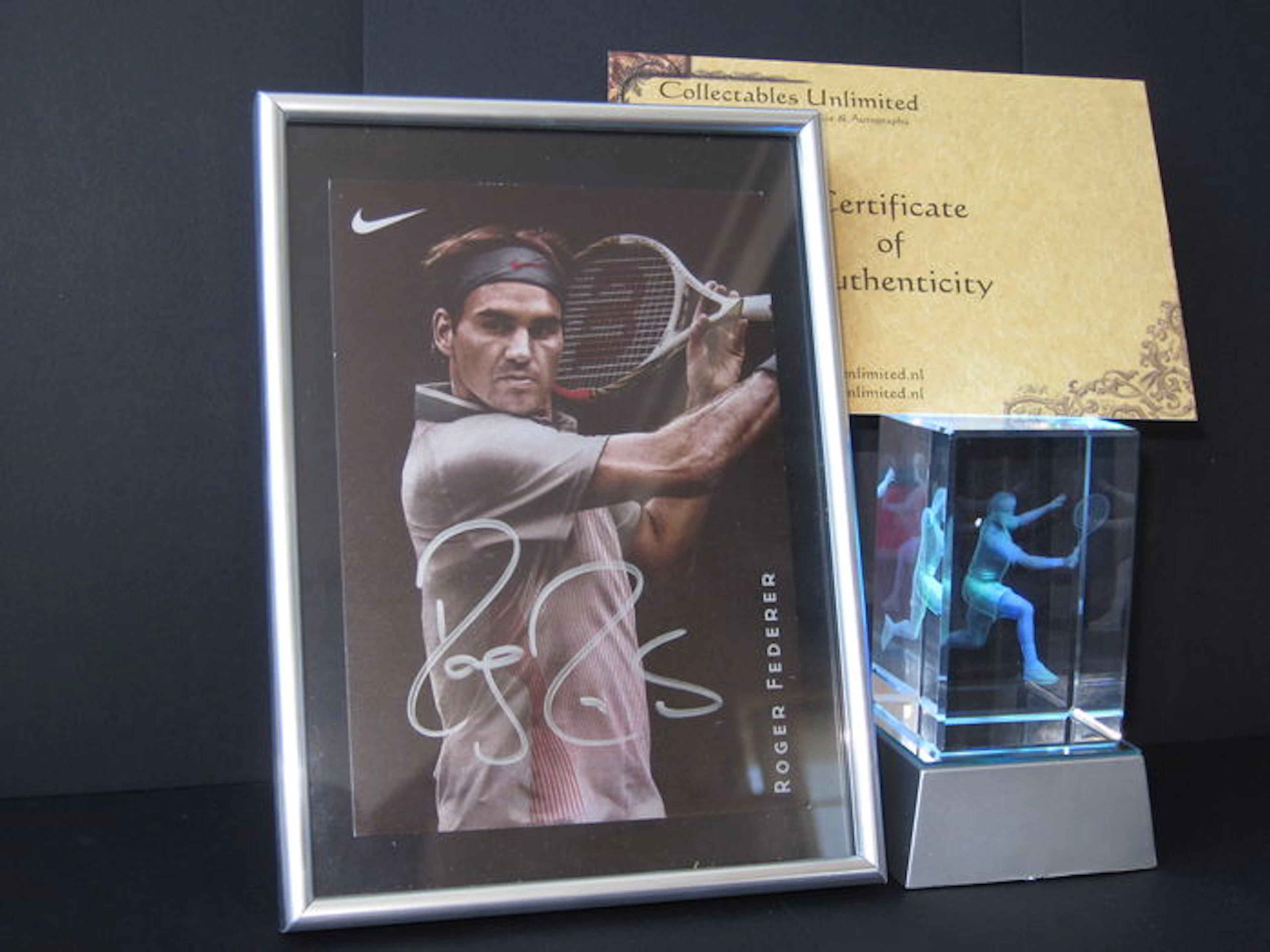 Roger Federer origineel gesigneerde fotokaart + 3D Crystal laser engraved Cube.