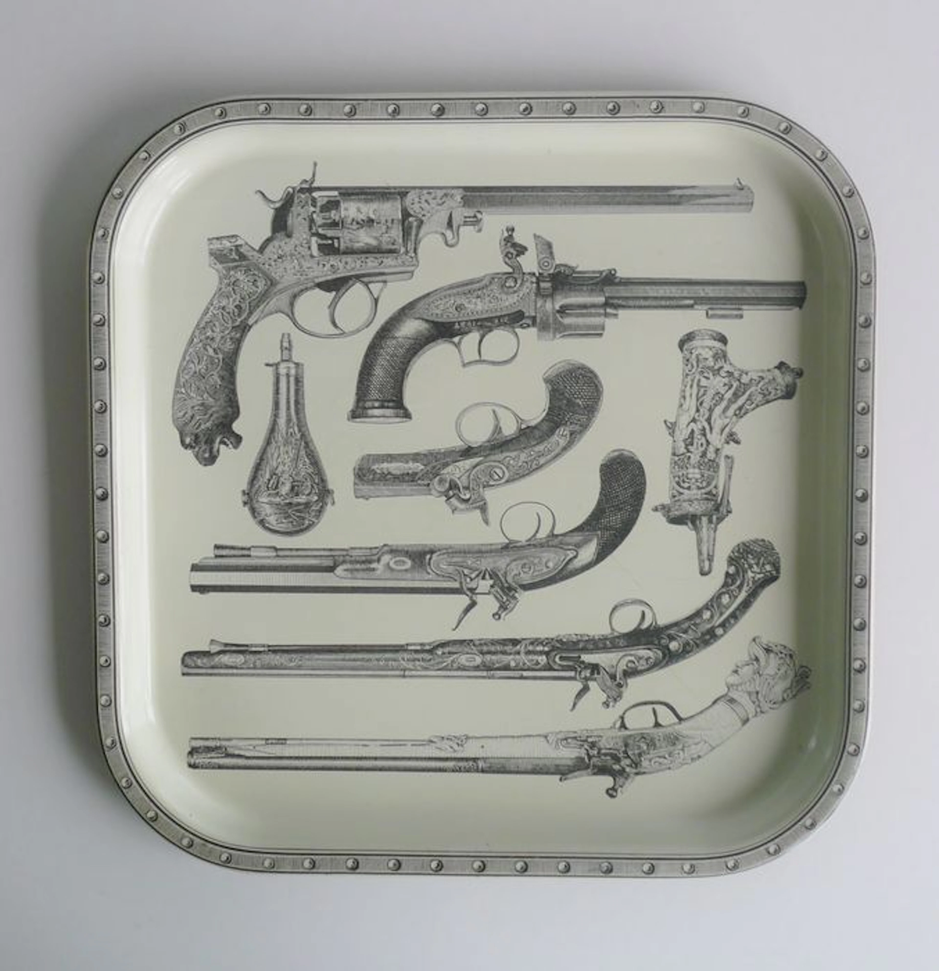 Piero Fornasetti - dienblad in metaal met decor 'Pistole'