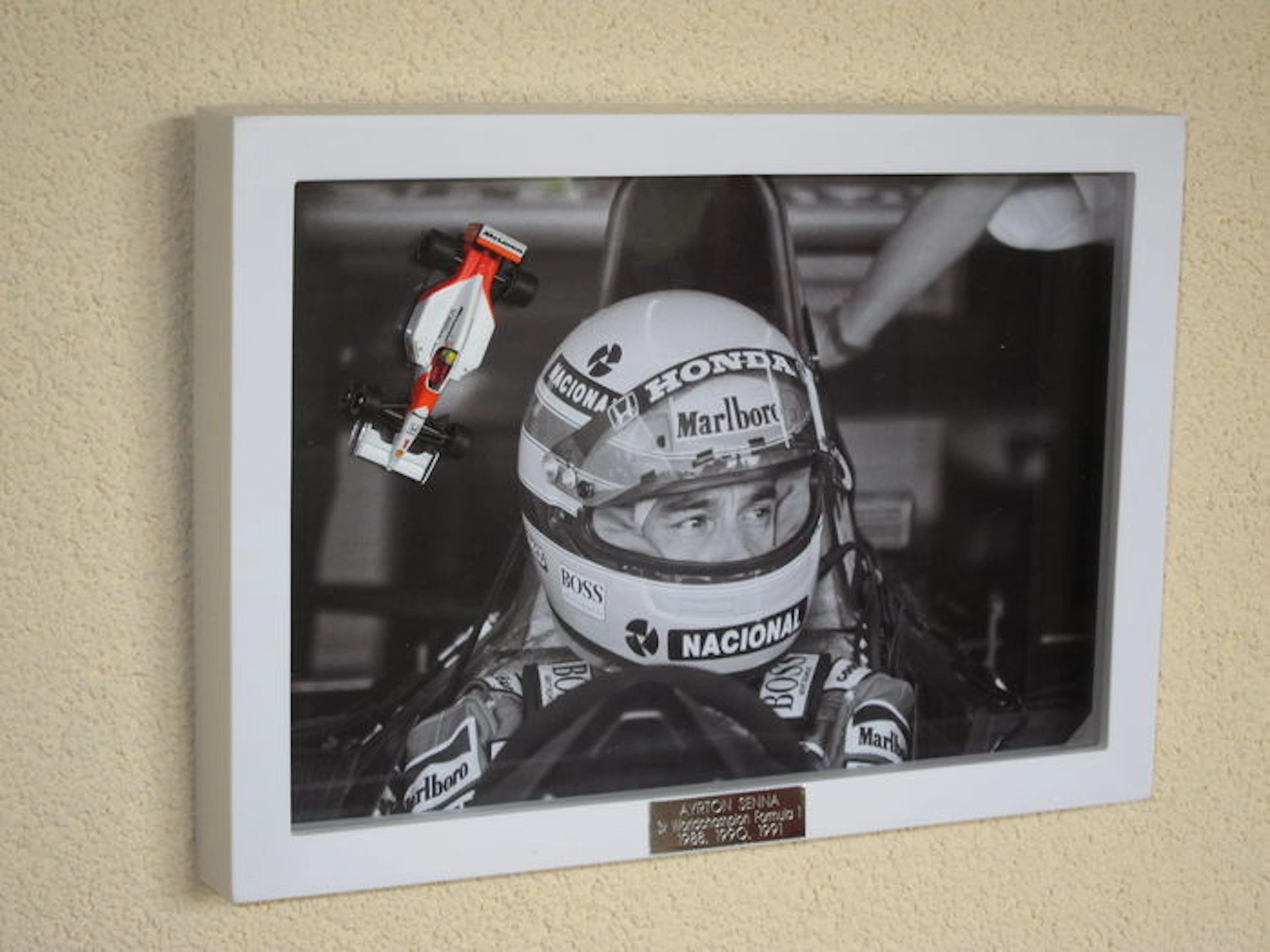 Ayrton Senna, prachtige 3D vitrine met mooie foto + miniatuur McLaren model + Racelicentie Senna.