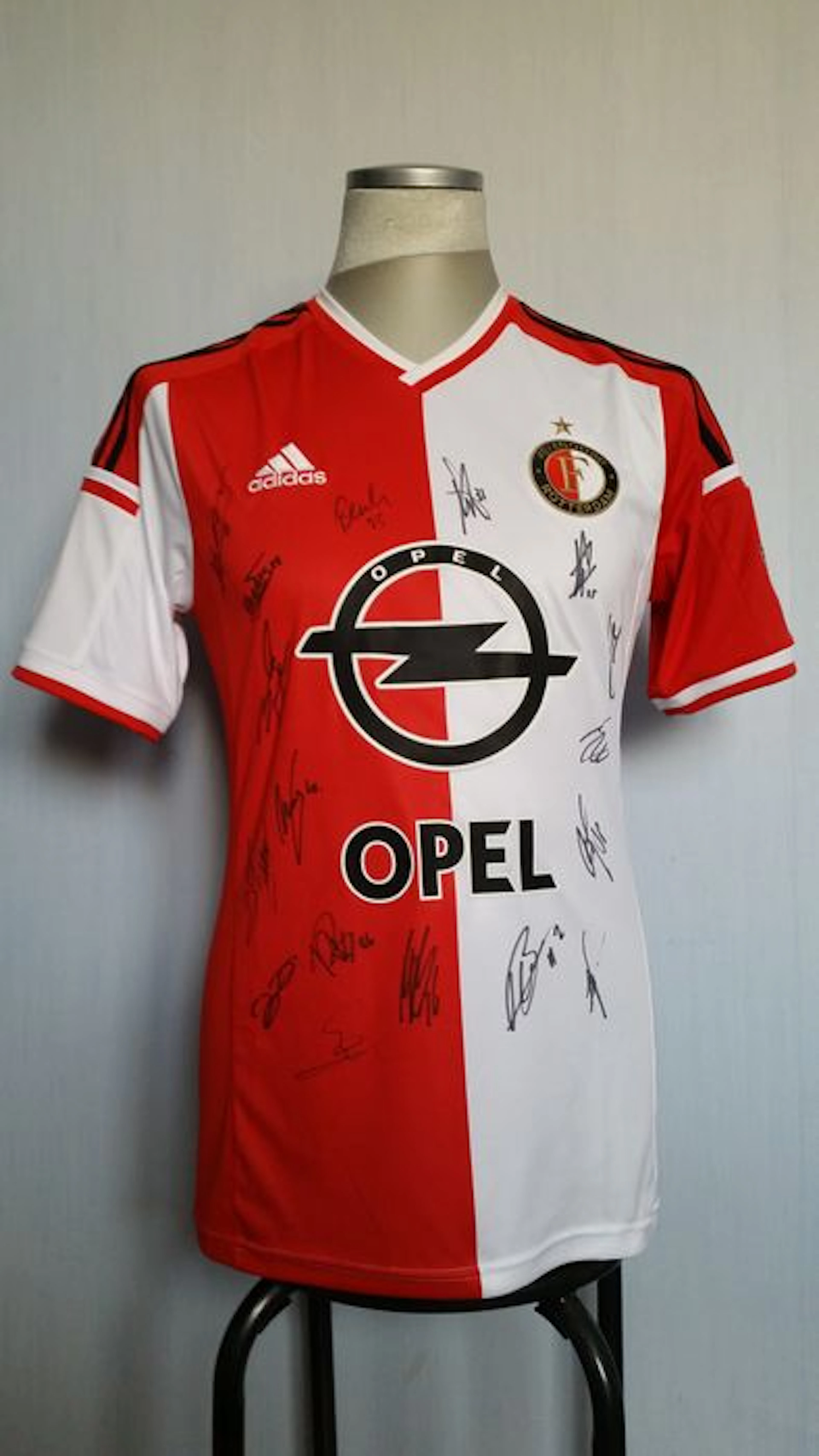 Feyenoord thuisshirt seizoen 2014-2015 origineel handgesigneerd met 17 handtekeningen.