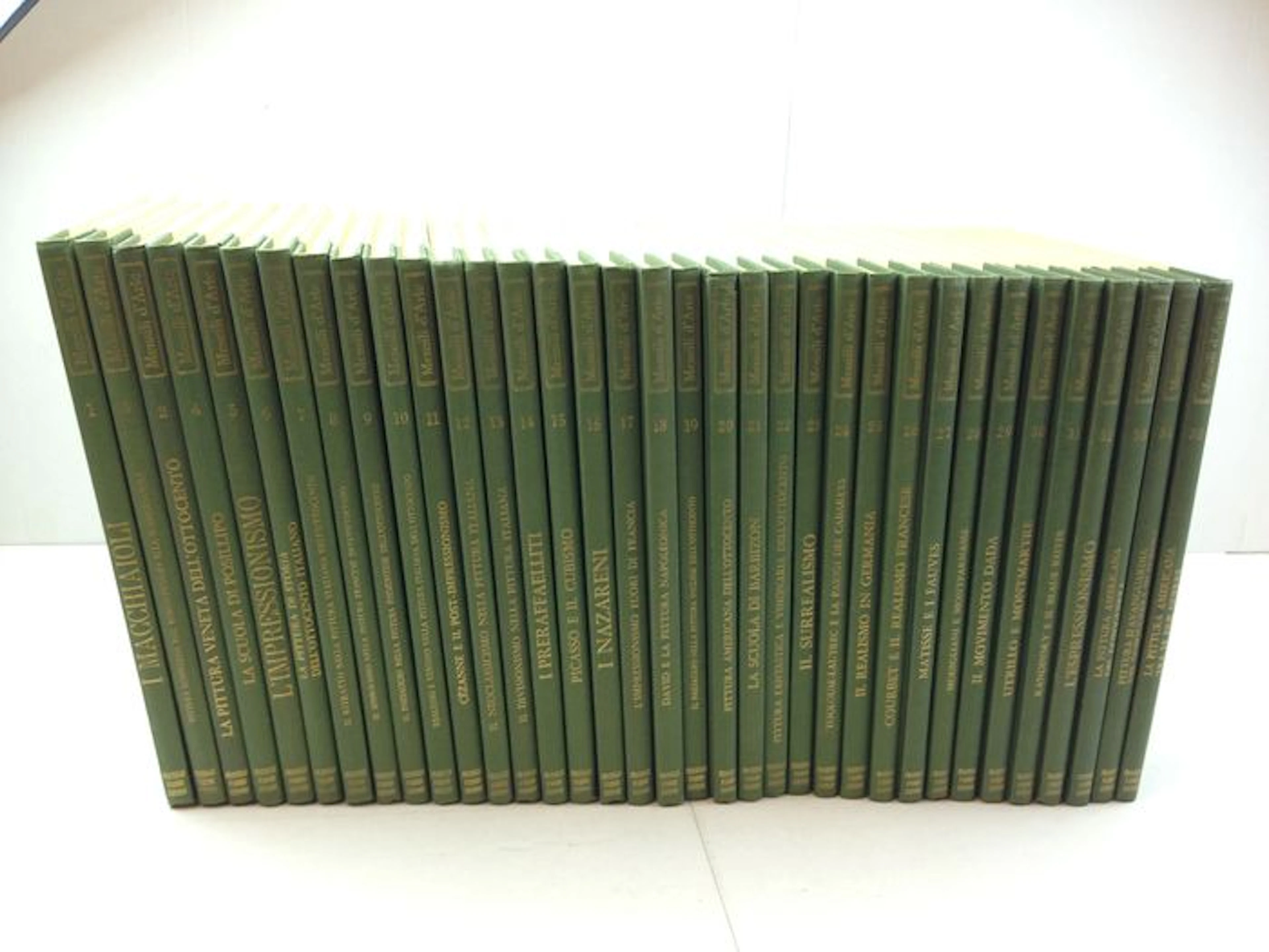 Kunst; Lot met 35 delen uit de serie Mensili d'Arte - 1970