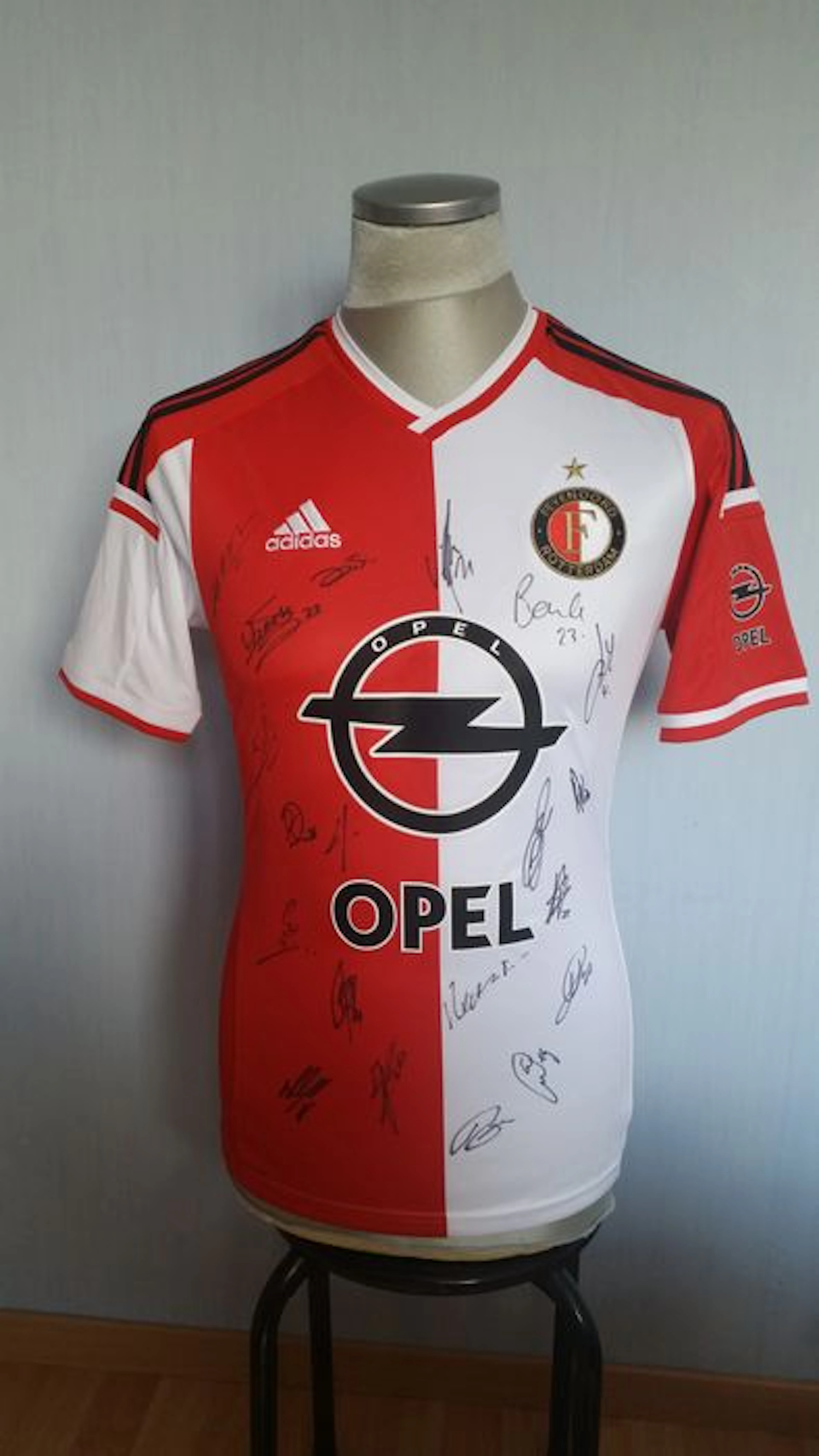 Feyenoord thuisshirt seizoen 2014-2015 origineel handgesigneerd met 20 handtekeningen en labels.