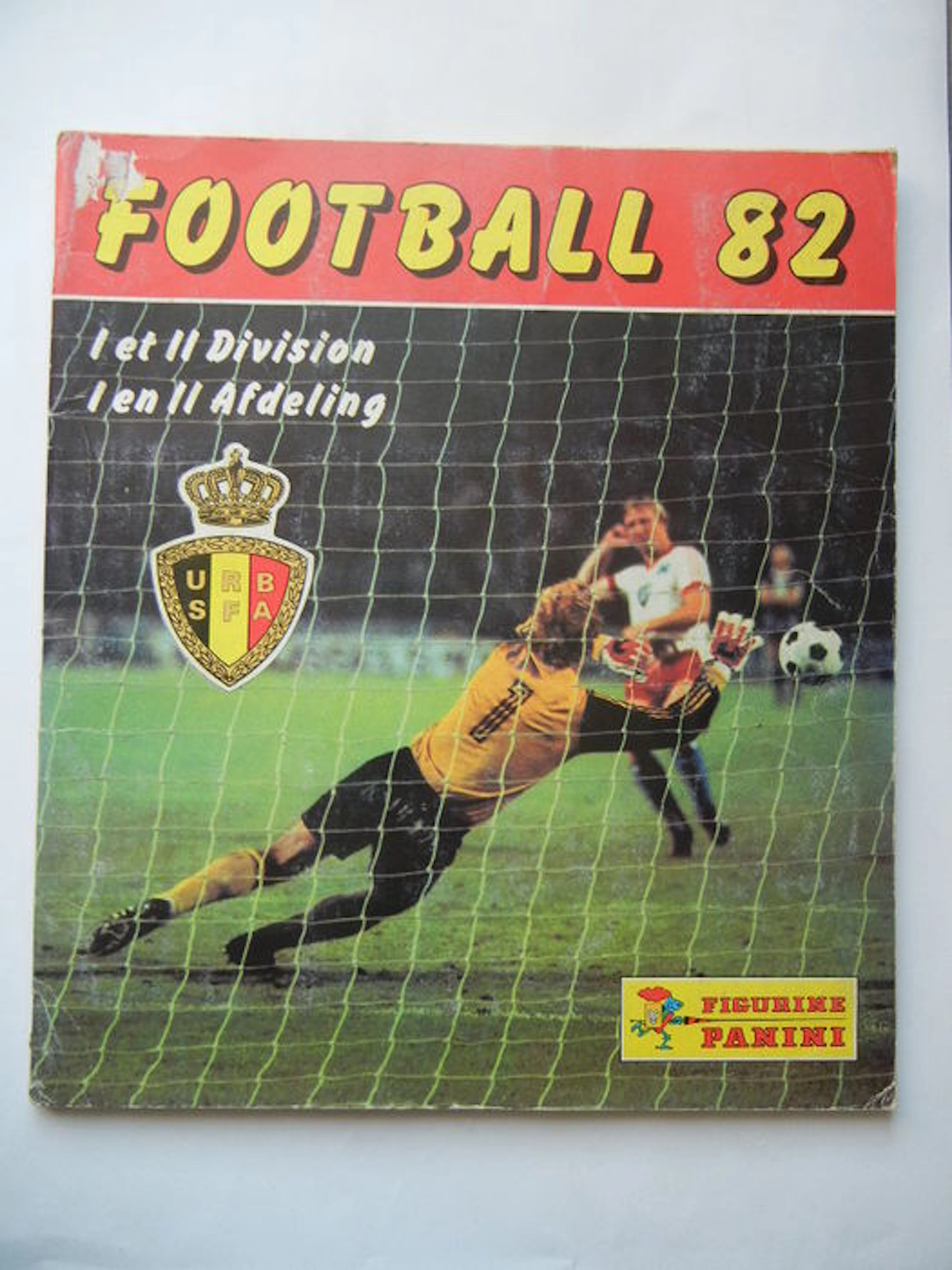 Football season 1981/1982 of the Belgian first and second class. Complete.