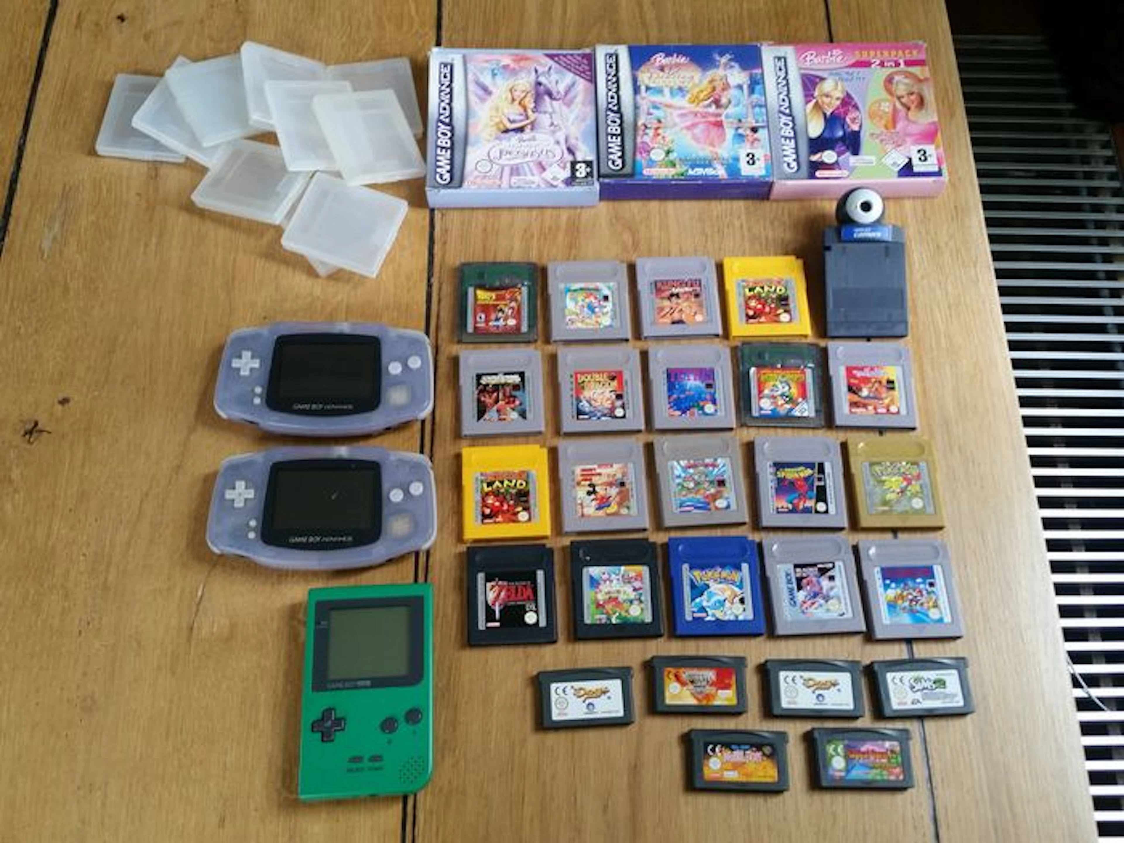 3 Nintendo Game Boy consoles + 29 games among others Pokémon Zelda DX Mario Donkey Kong Double Dragon
