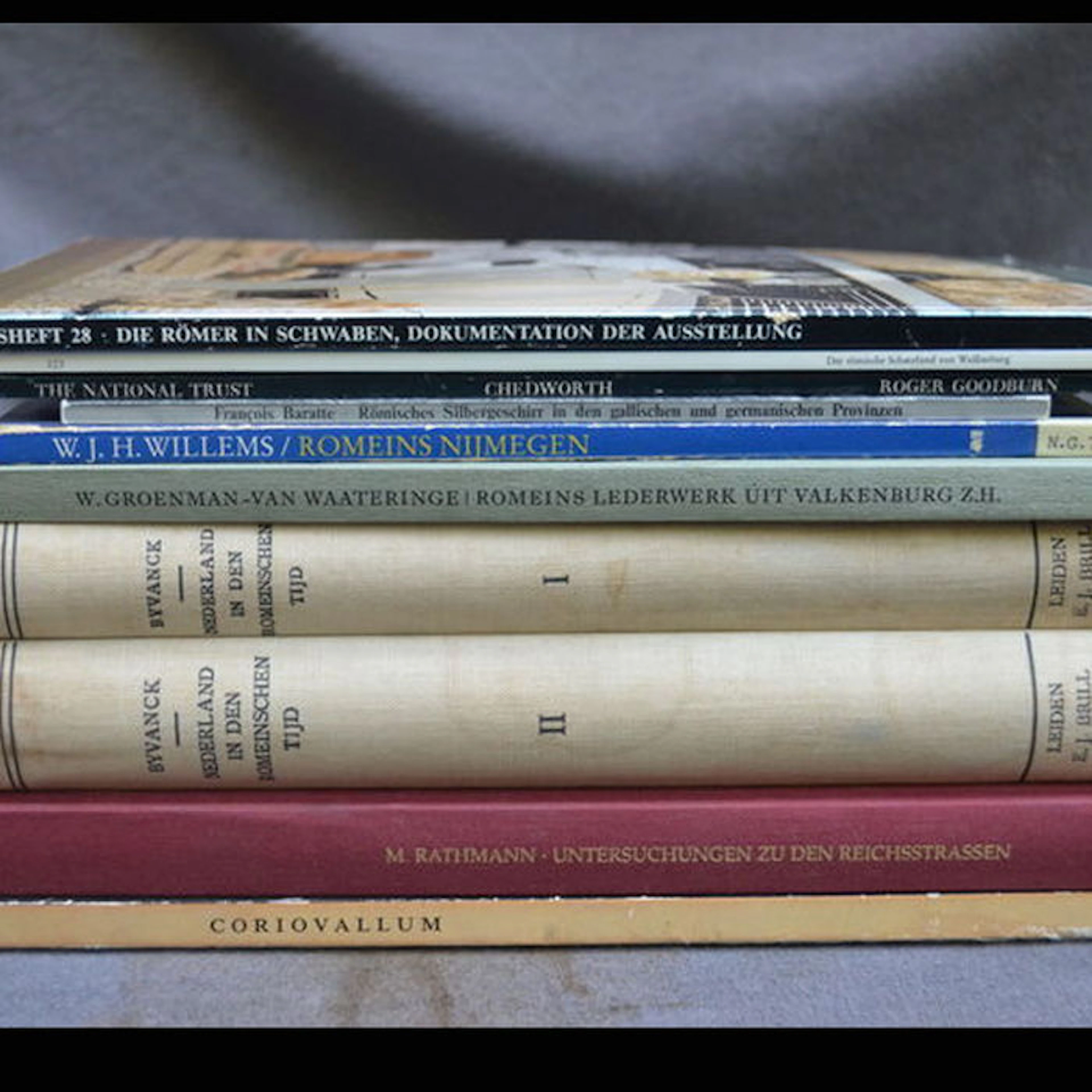 10 books: Roman pottery and art with many illustrations and maps (10)