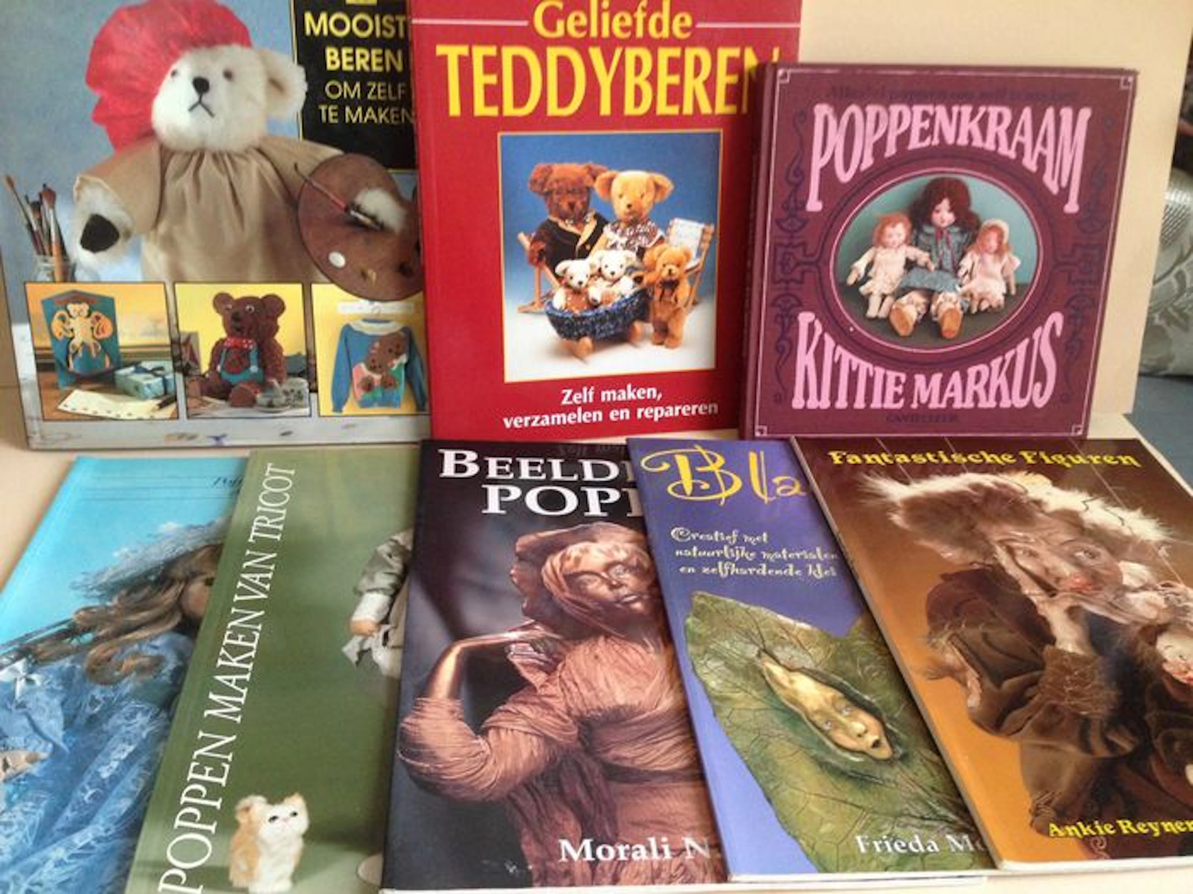 8 boeken , het maken van poppen en beren - 2e helft 20e eeuw - nederland.