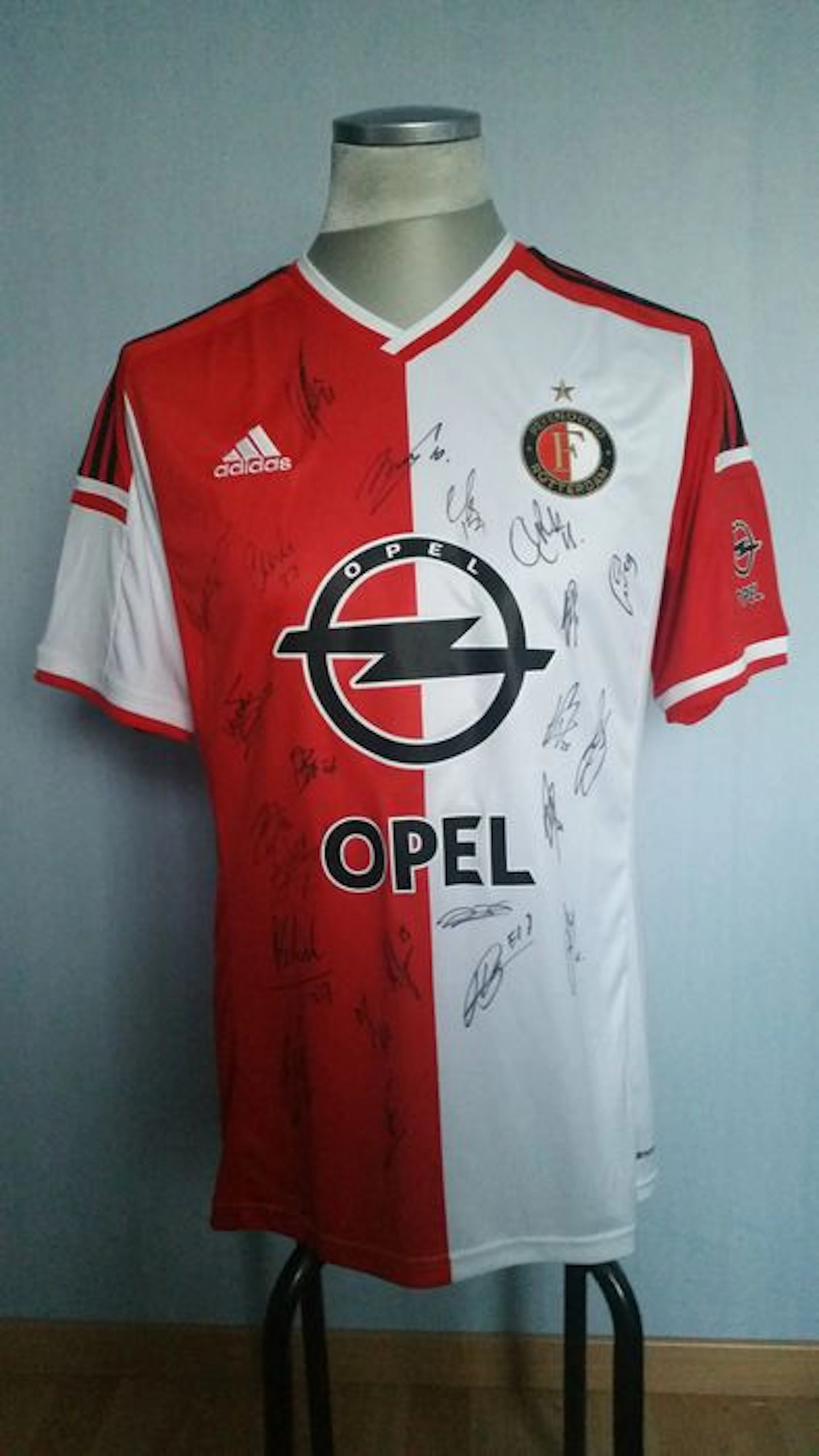 Feyenoord thuisshirt seizoen 2014-2015 origineel handgesigneerd met 23 handtekeningen.