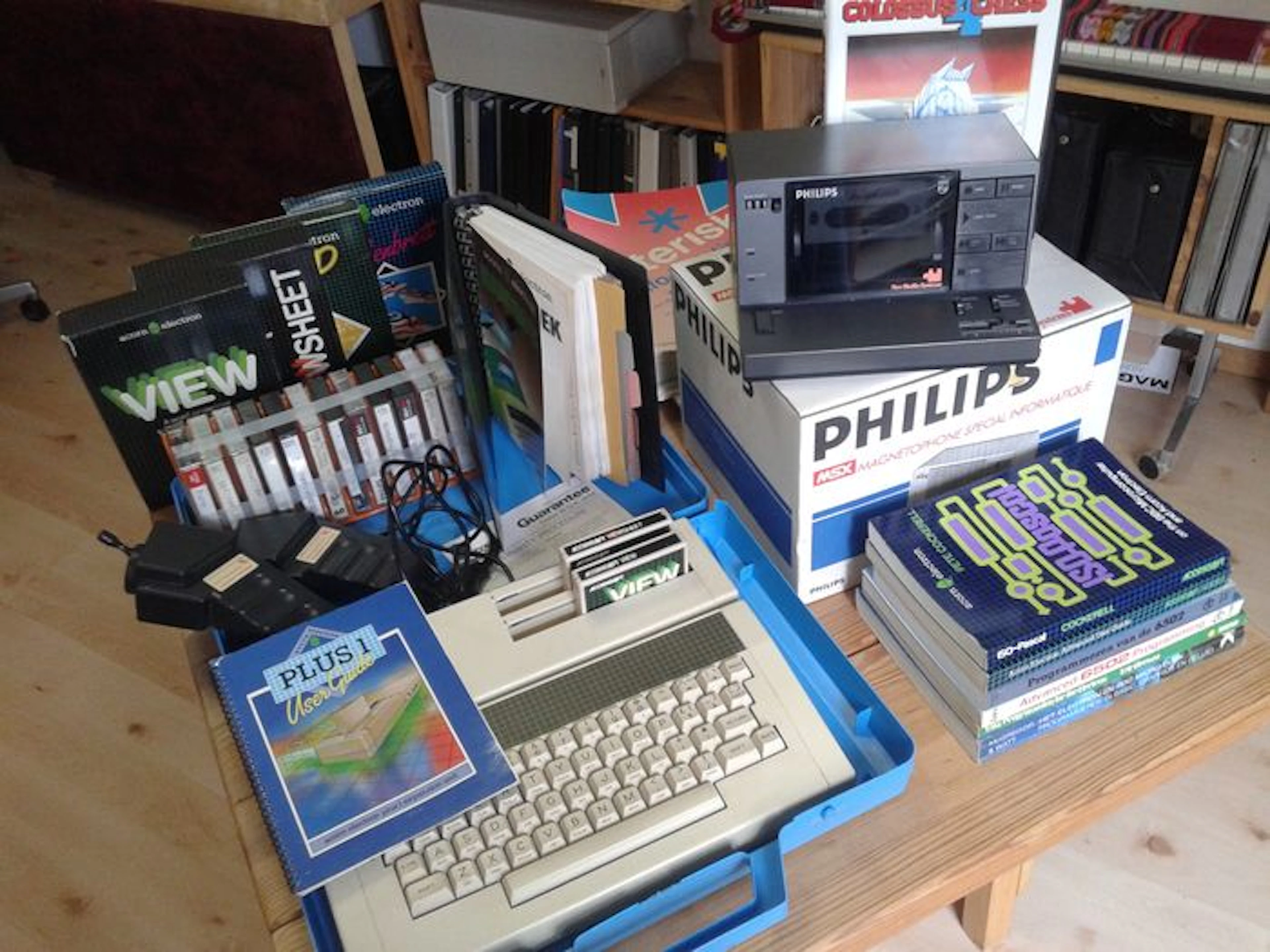 Acorn Electron + Plus 1 in koffer met ruim 45 extra's voor deze microcomputer.