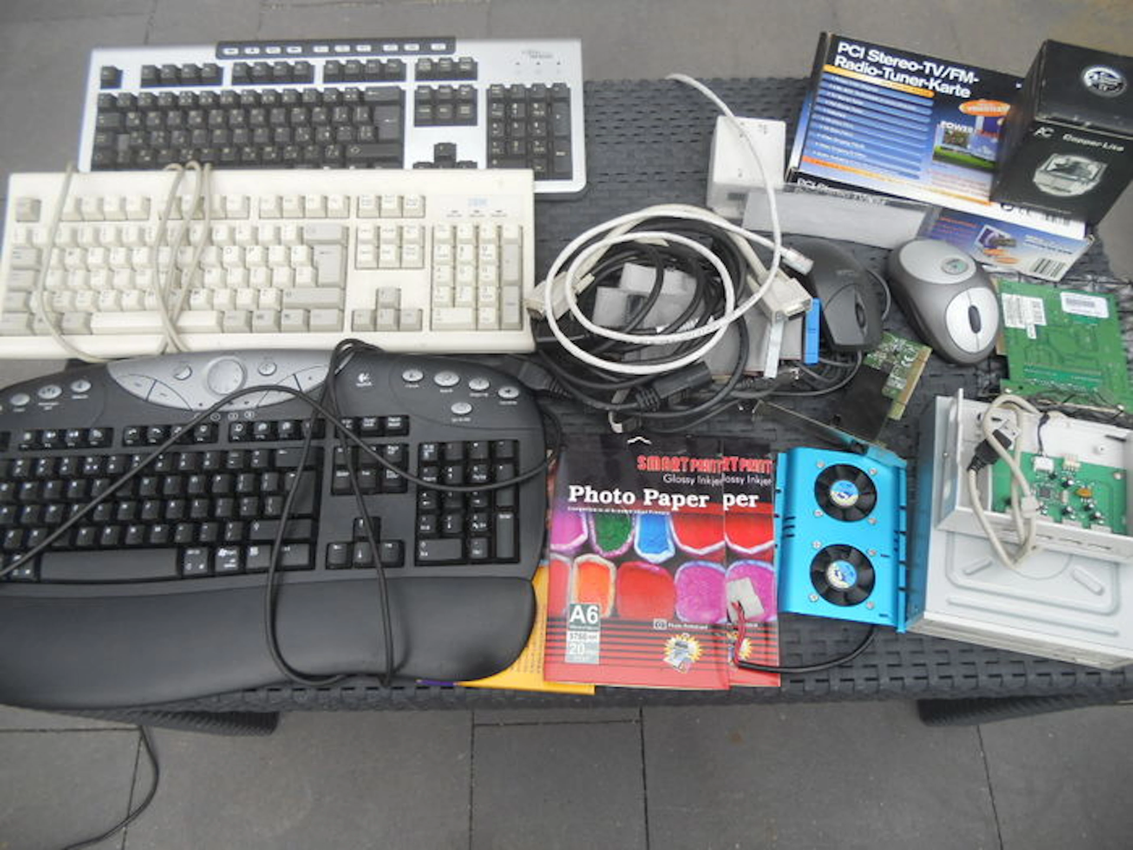 Lot van logitech - fujitsu siemens - ibm - toetsenborden, onderdelen, dvd doosjes, 8 pc spellen