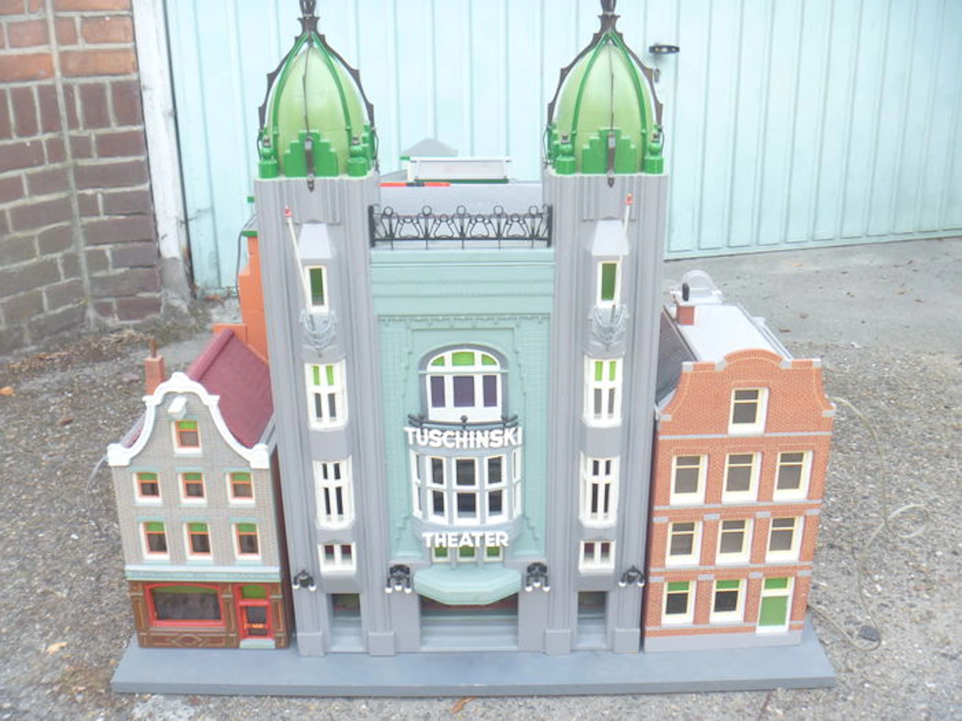 Tuschinski - unique model of Holland's most famous theater