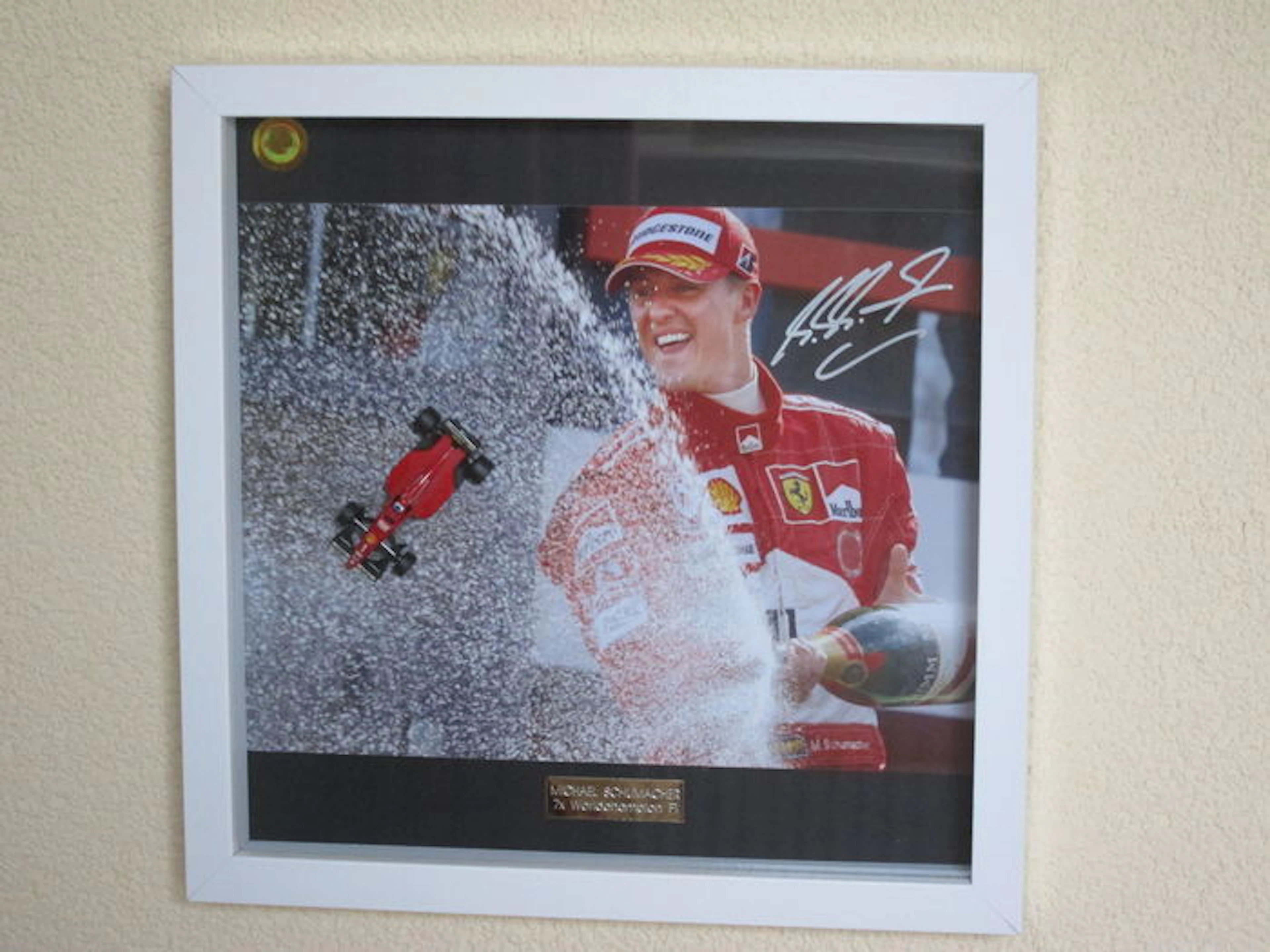Michael Schumacher,7x Wereldkampioen Formule 1, Ferrari 3D vitrine met origineel gesigneerde foto + 1:64 Ferrari + COA.