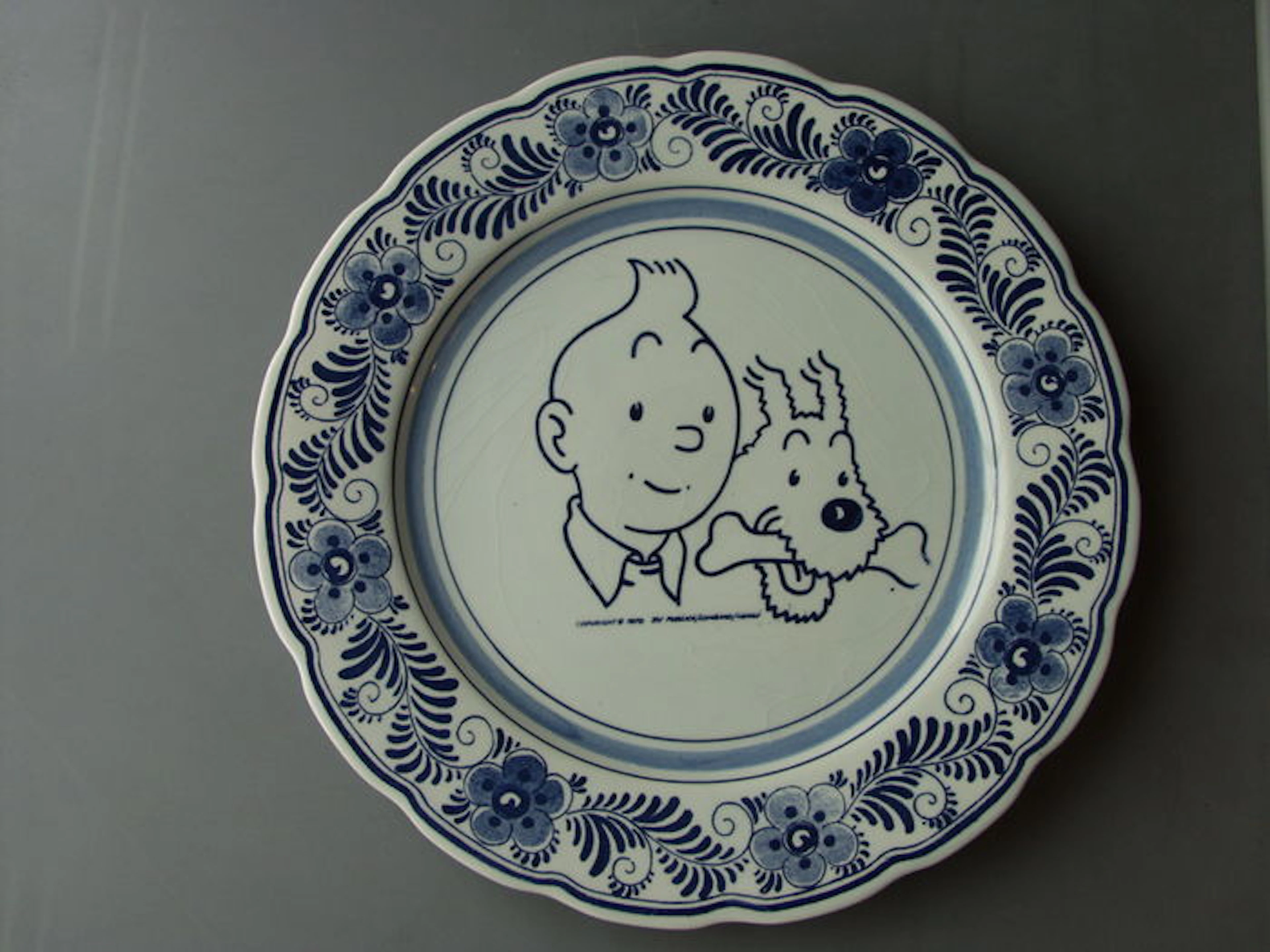 Hergé - Delftware plate, featuring Tintin and Snowy - Promotional gift for the year 1980 - (1979)