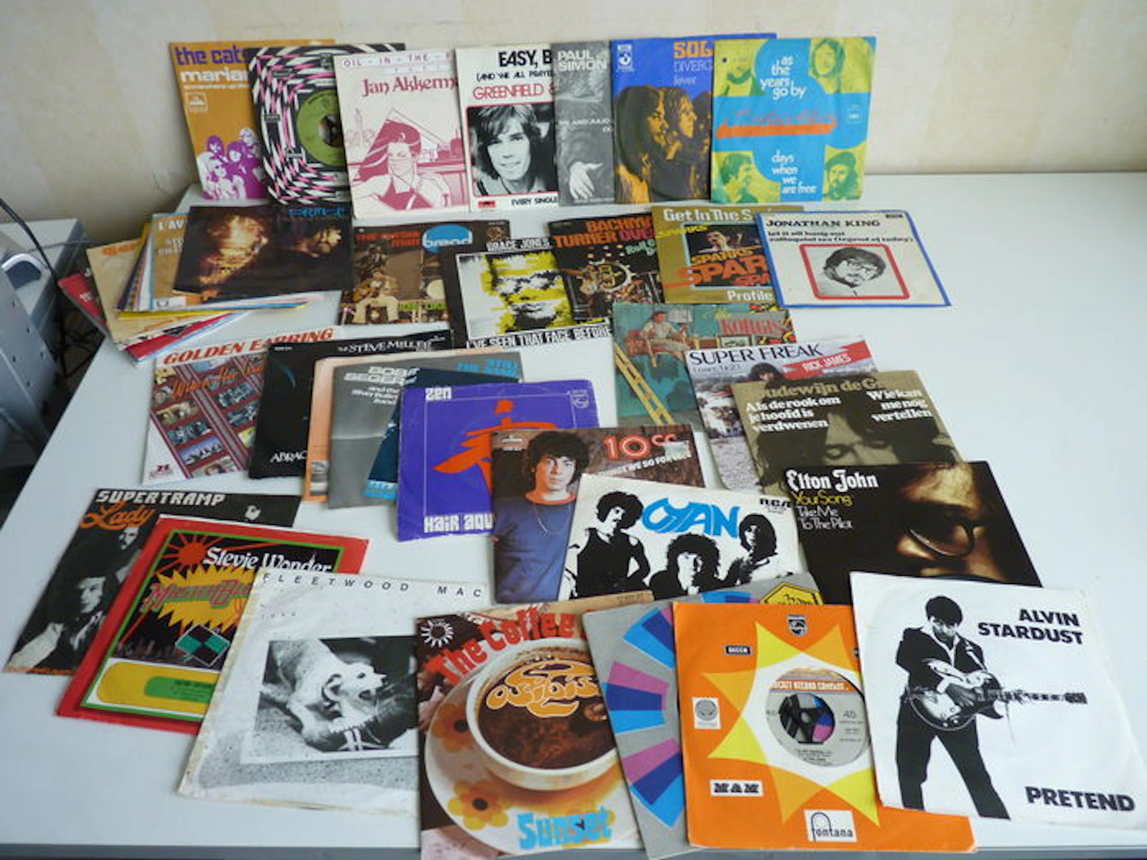 Lot of 45 singles in excellent state: oa.Mashmakhan/Boudewijn de Groot/Elton John/Yes/Earth&Fire/Aphrodite's Child/Trinity/Jimmy Cllff/Fleetwood Mac/Supertramp/Golden Earring/Zen/10CC/Paul Simon/Solution/Jan Akkerman