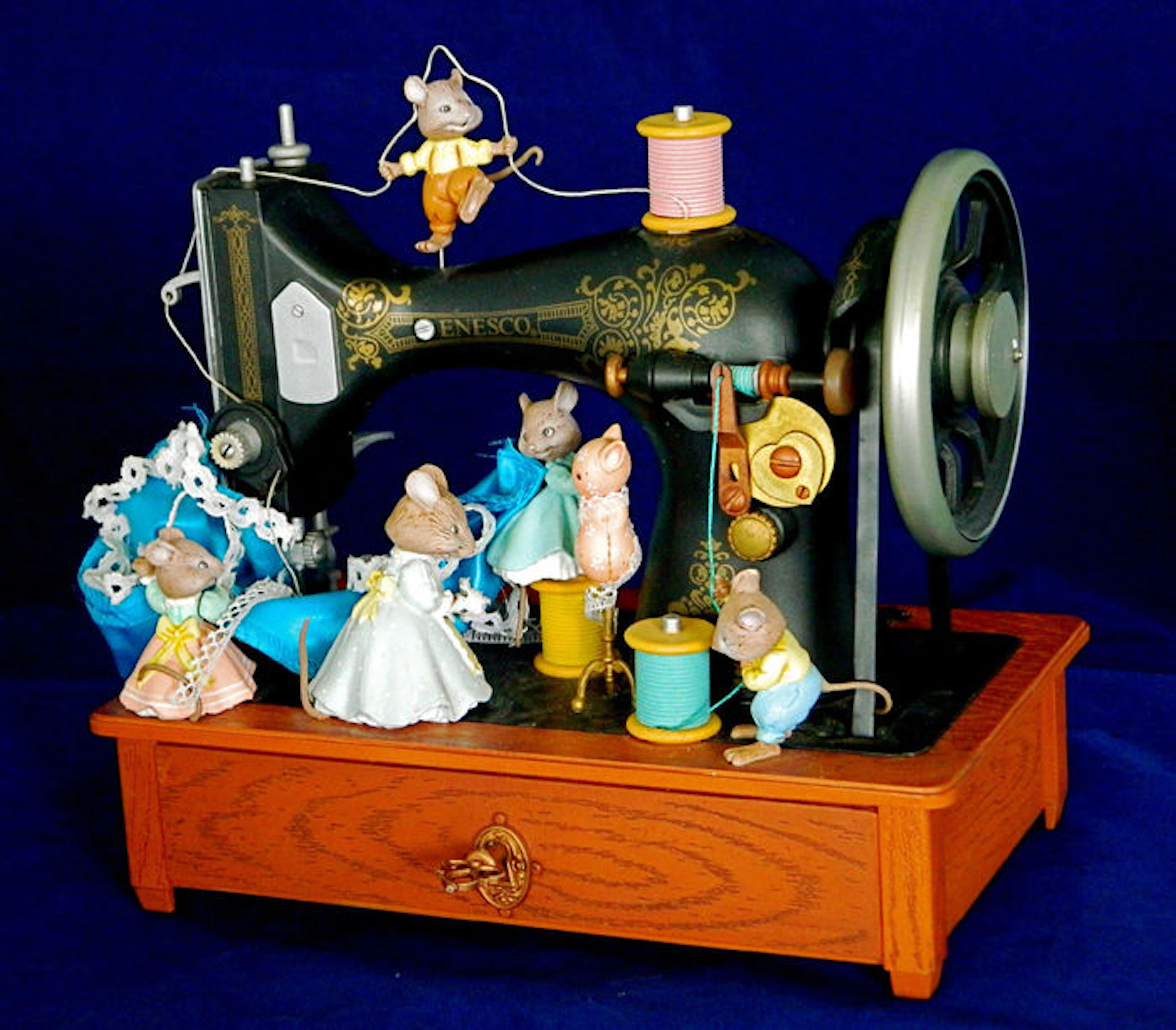Enesco, Sew Petite Deluxe multi aktie muziekdoos