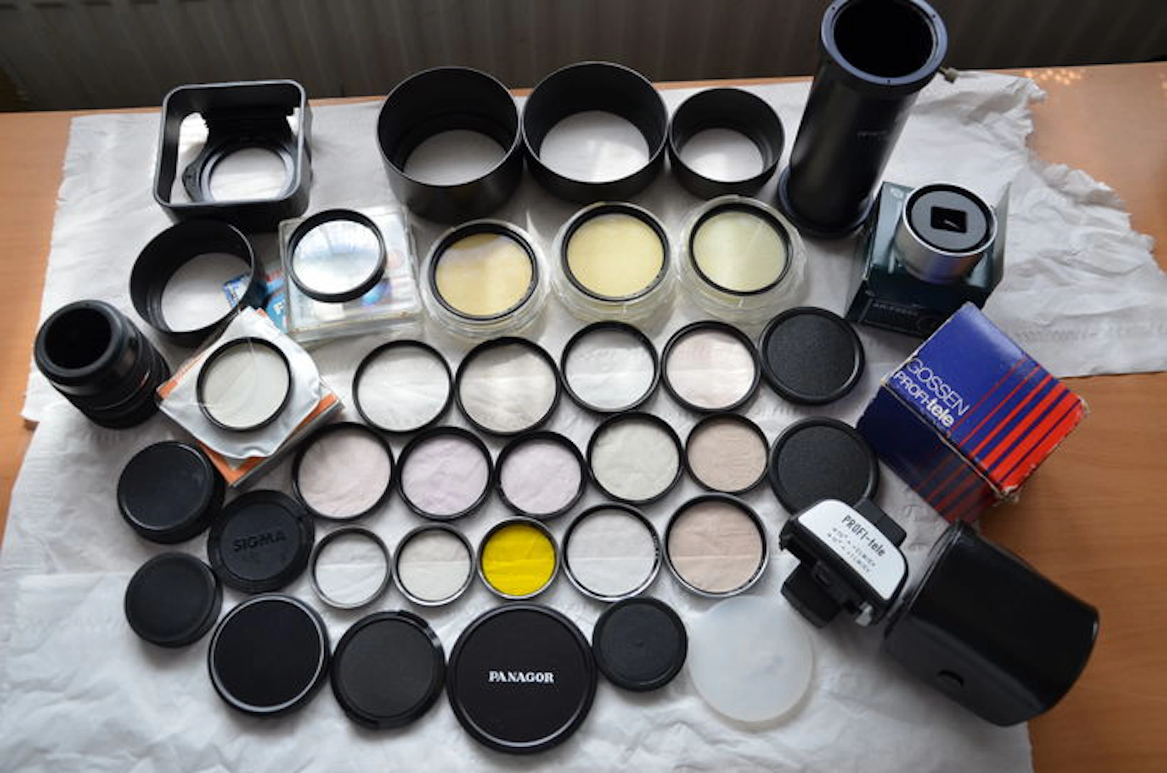 20 Voorzetlenzen, 4 zonnekappen/lens en cameradoppen, filterhuis, slide duplicator, tussenringen m42 en Gossen Profi Tele hulpstuk