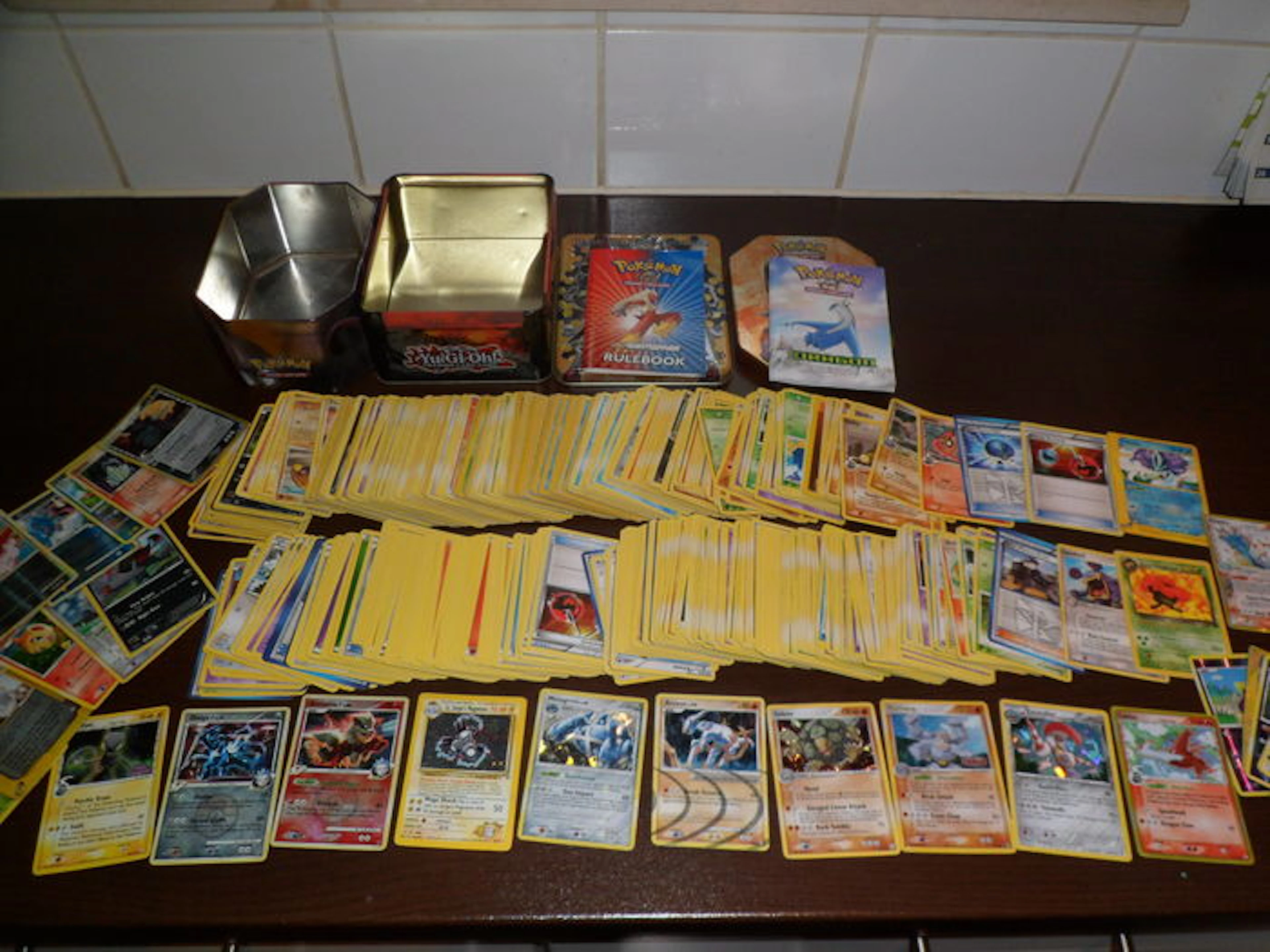 Pokemon - Mixed lot of +/- 700 cards (incl 30+ foil enz..) + 2 tins - English