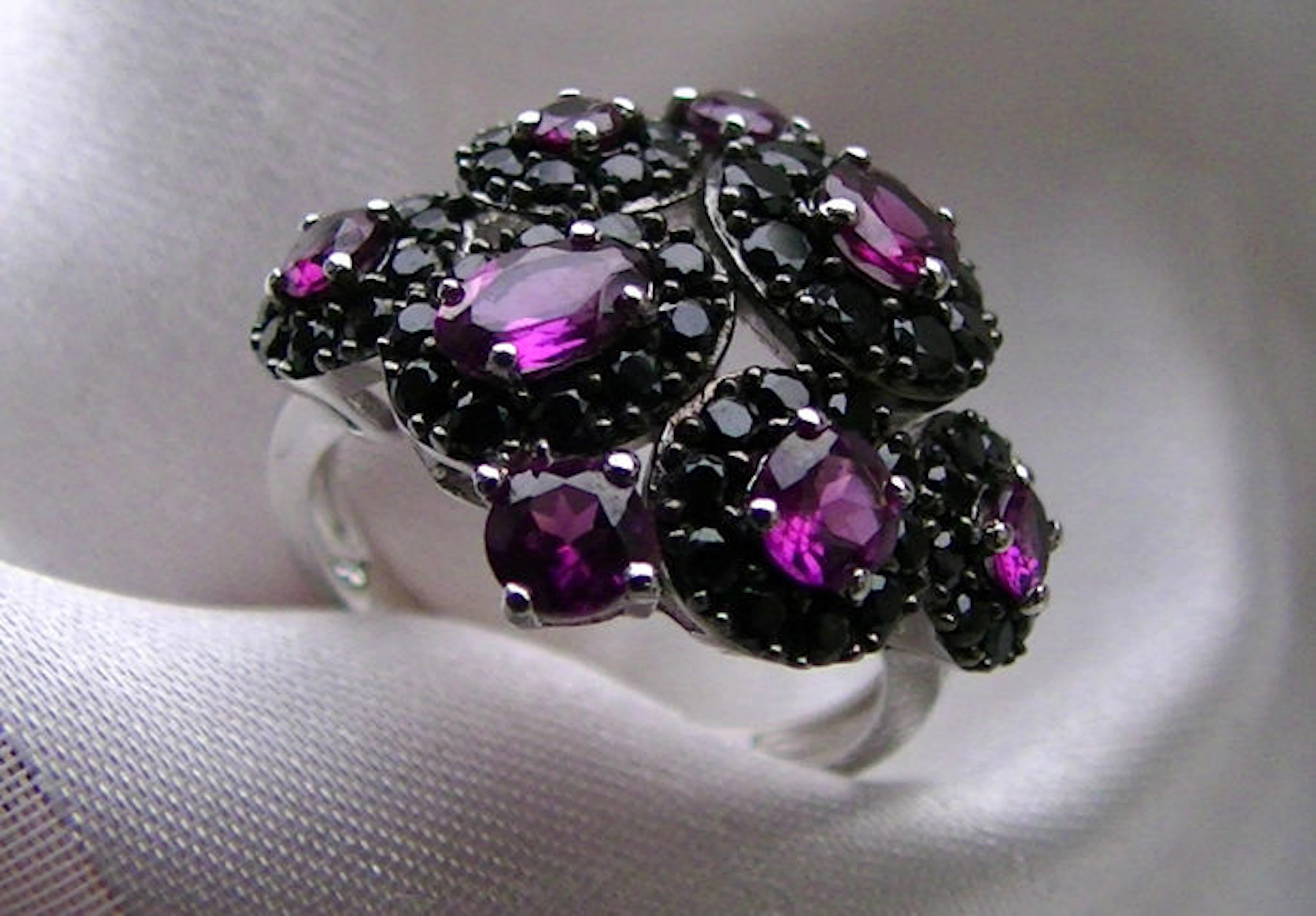 Rhodolith spinel, round faceted 2.35 ct Cocktail ring 925 Silver