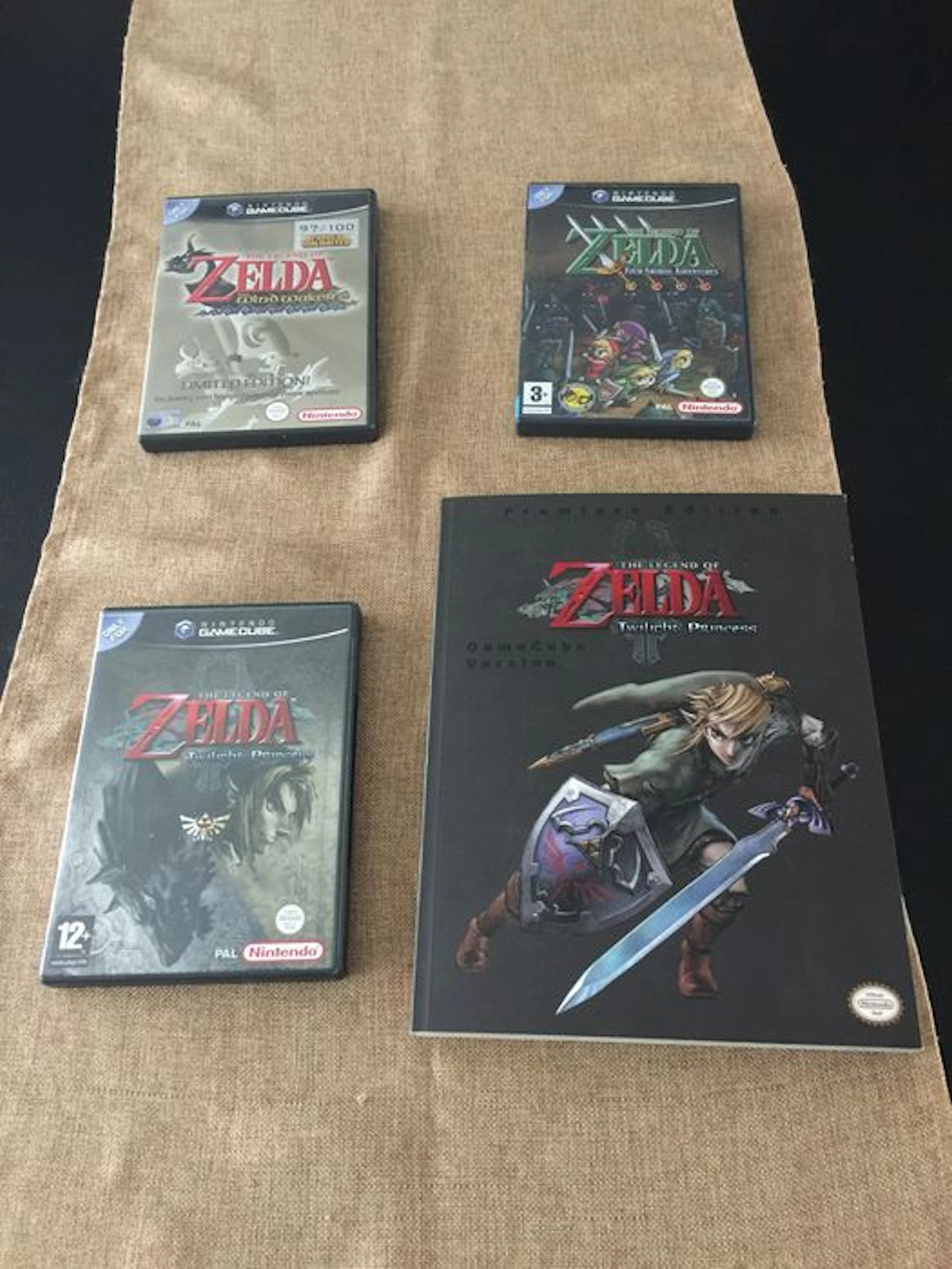 Lot van 3 Games van Zelda voor de GameCube (o.a. Limited the wind waker met bonusdisc) incl guide voor twilight princes