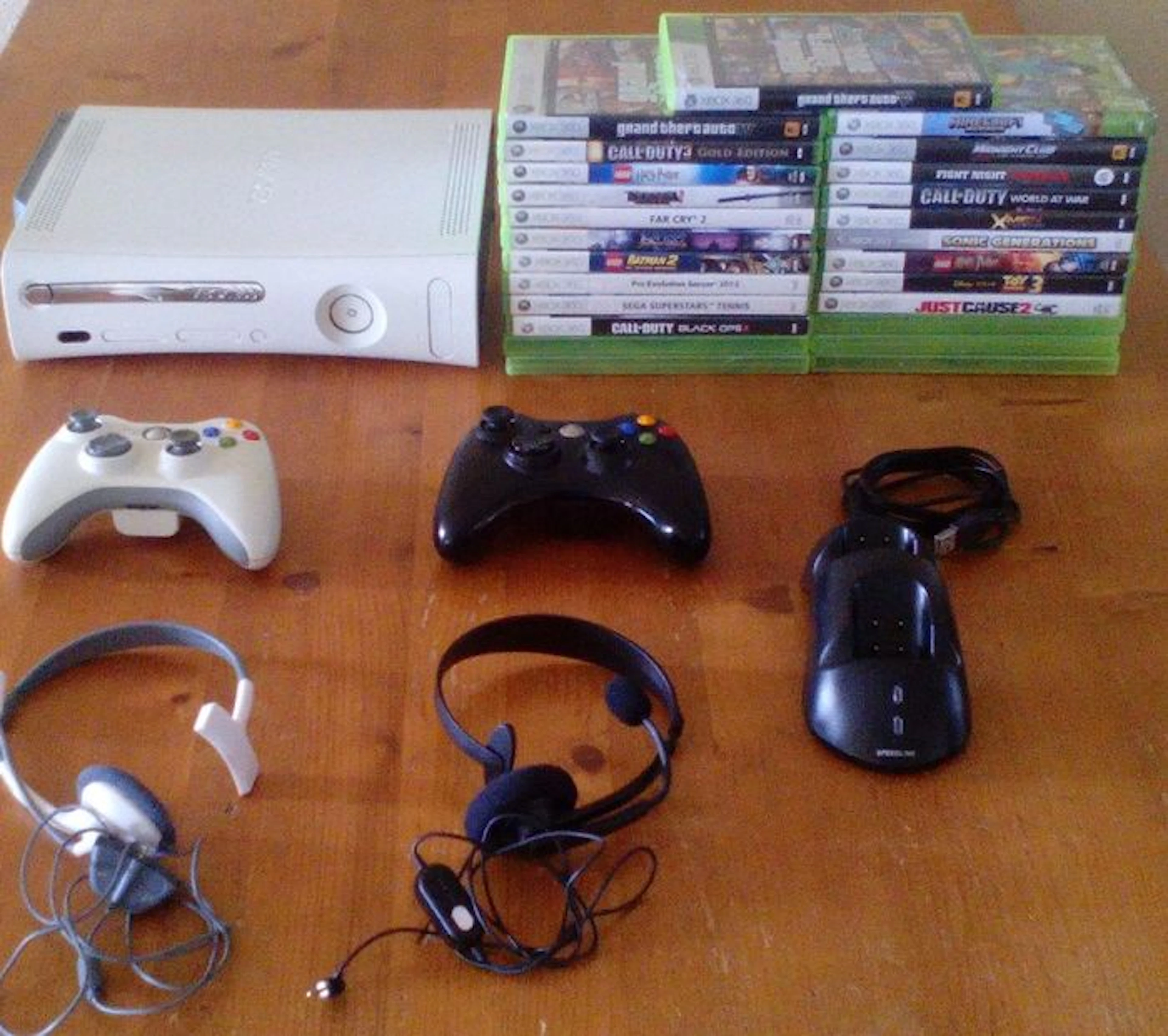 XBOX 360 60GB incl 24 games , 2 controllers , 2 headsets en oplader