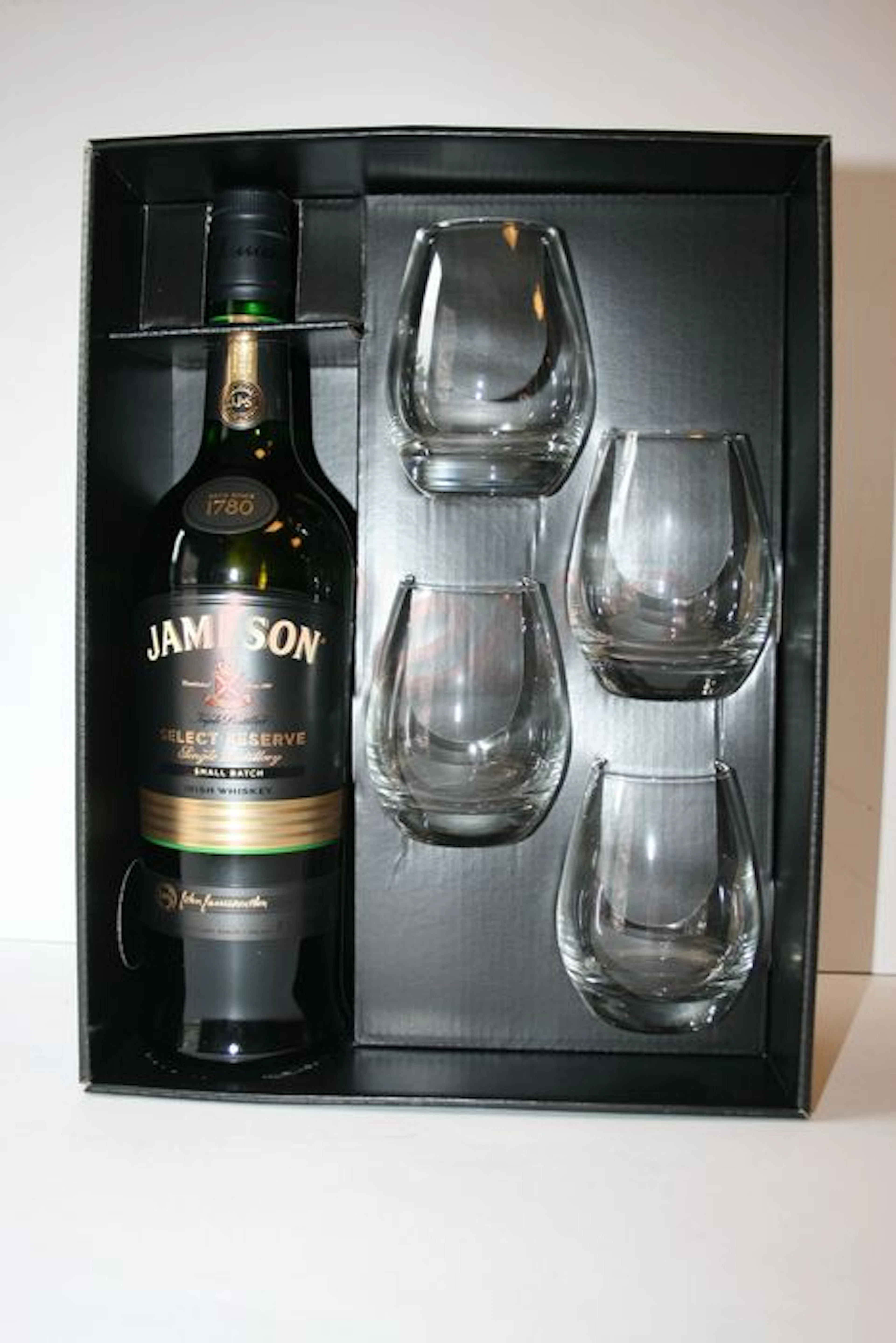 Jameson Select Reserve Small Batch in giftbox with 4 glasses