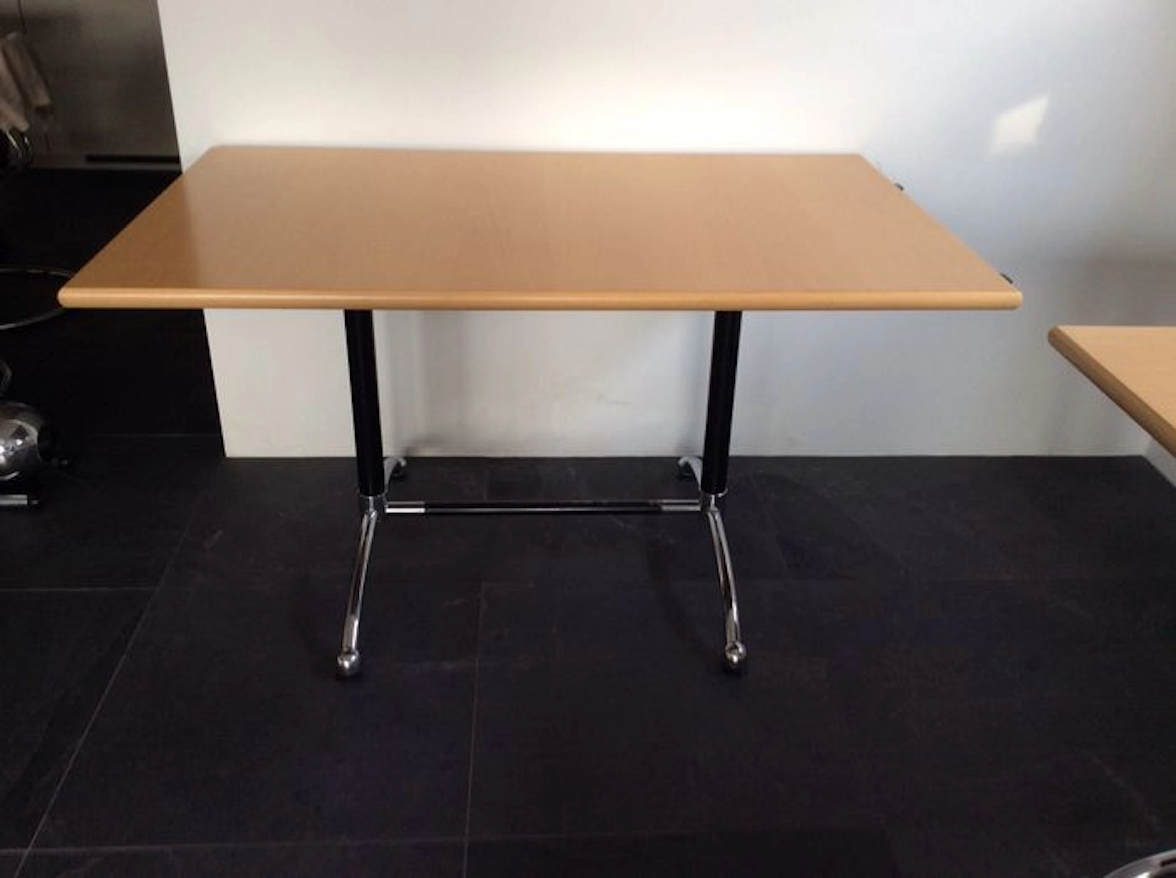 Thonet - 2 vergadertafels, buro's, werktafels