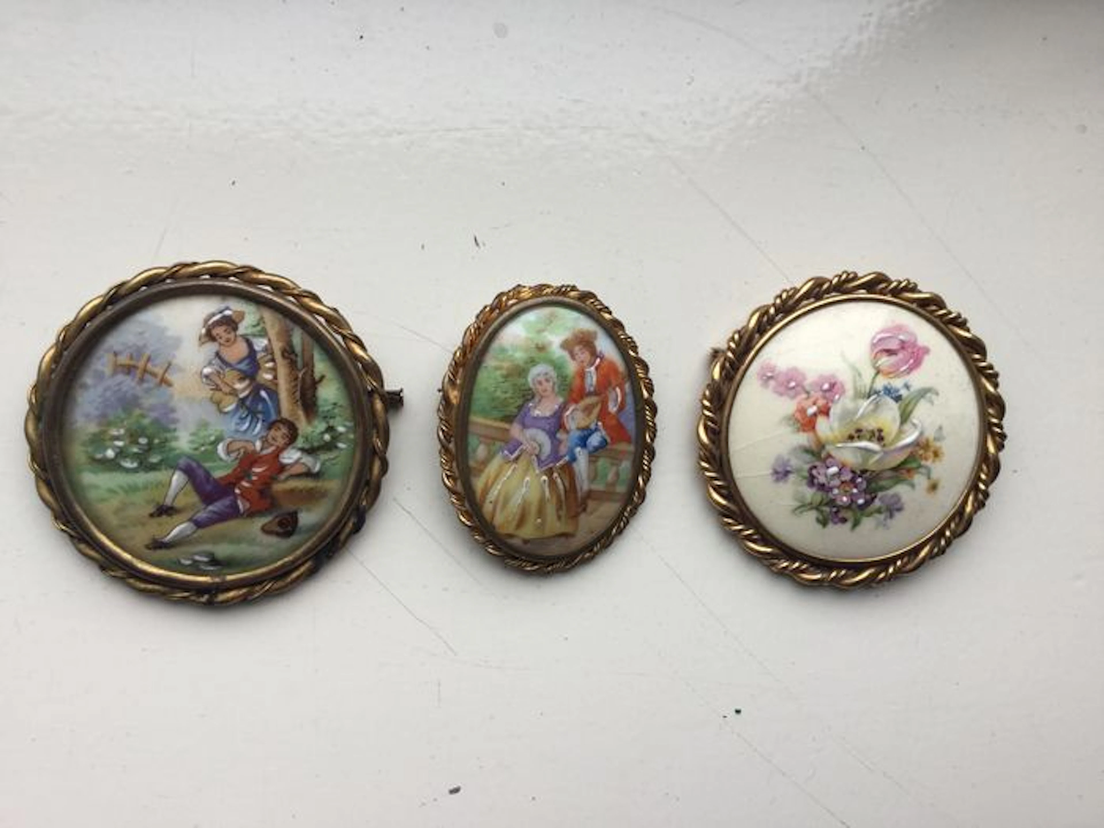 Limoges/ ATB en Porcelain Art -Boites a mouches/ pillendoosjes en porceleinen costuum broches -.