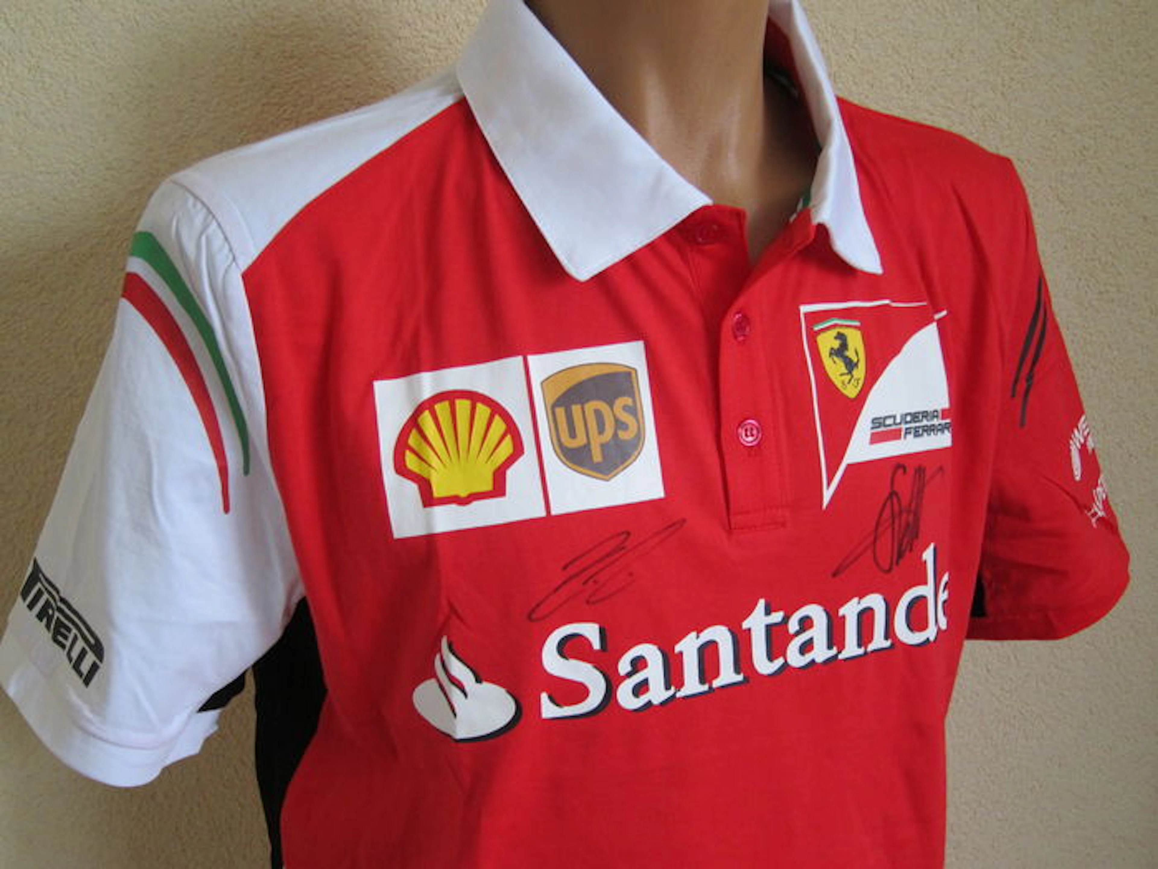 Ferrari Teampolo 2015 origineel gesigneerd door Sebastian Vettel en Kimi Raikkonen + COA + foto signeersessie.