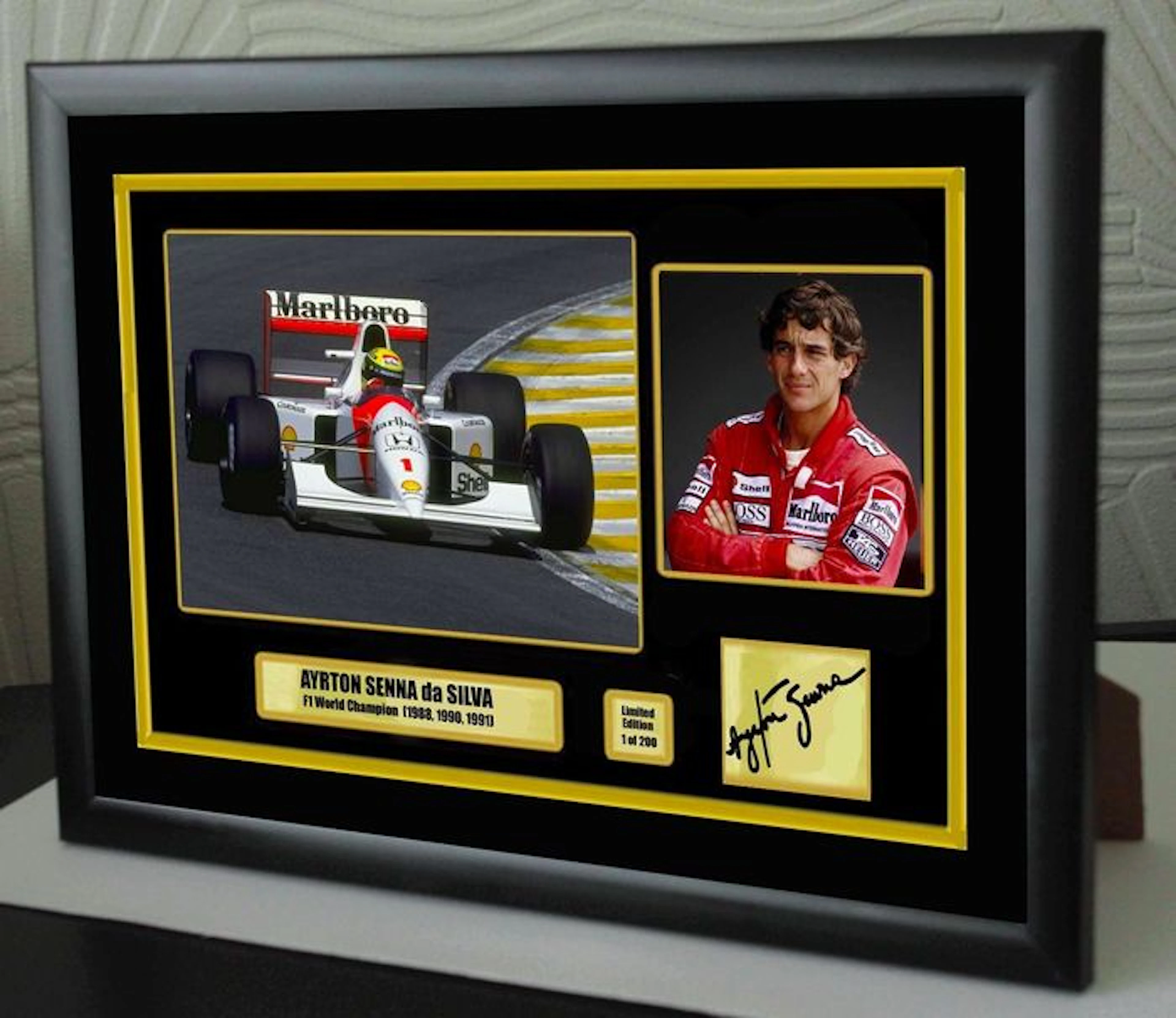 Ayrton Senna (RIP) - Formule 1 legende - Ingelijste canvas met gedrukte handtekening - Limited Edition.