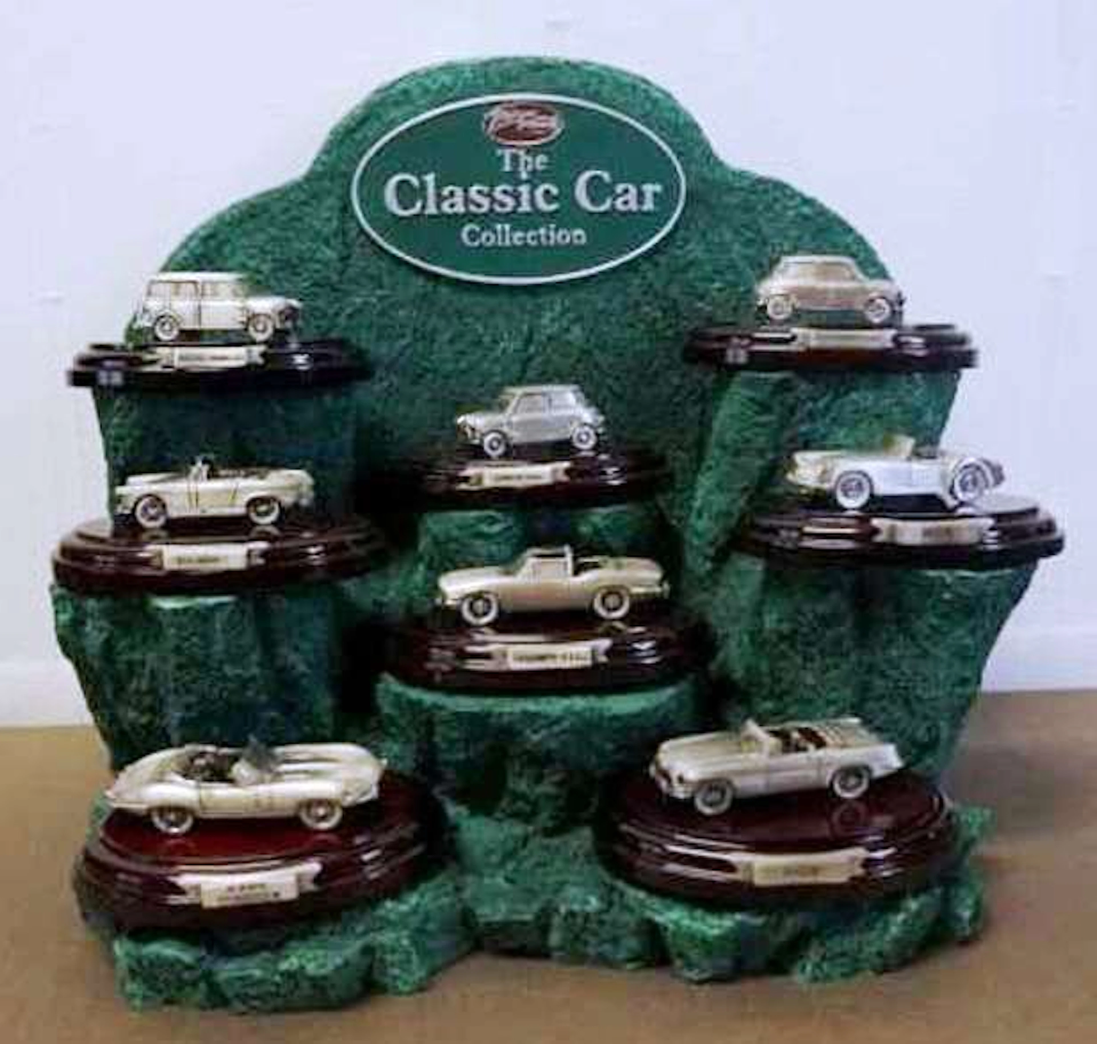 Marque Models - Schaal 1/57 - Rotsdisplay met 8 zilvertinnen modelauto's van Britse merken