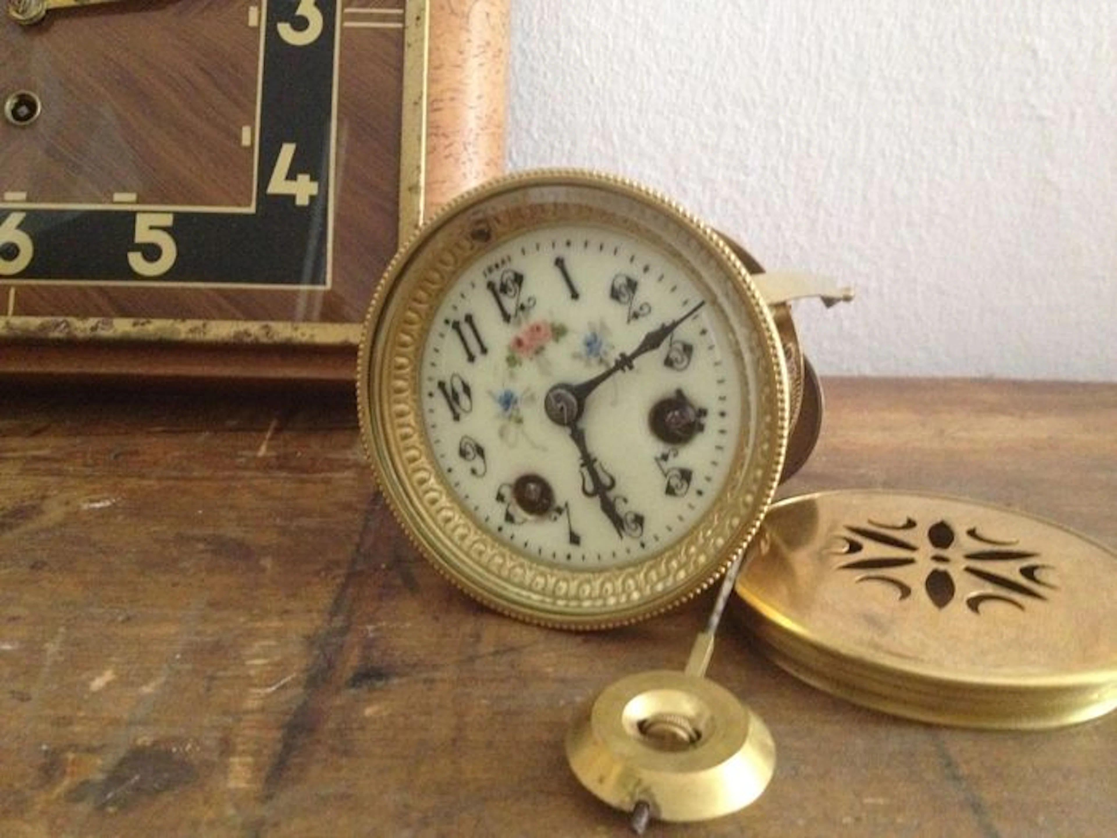 kleines Uhrwerk mit wunderschönen Zifferblatt - alte Goldmanny Uhr und ein Dugena Quarz Pendeluhr