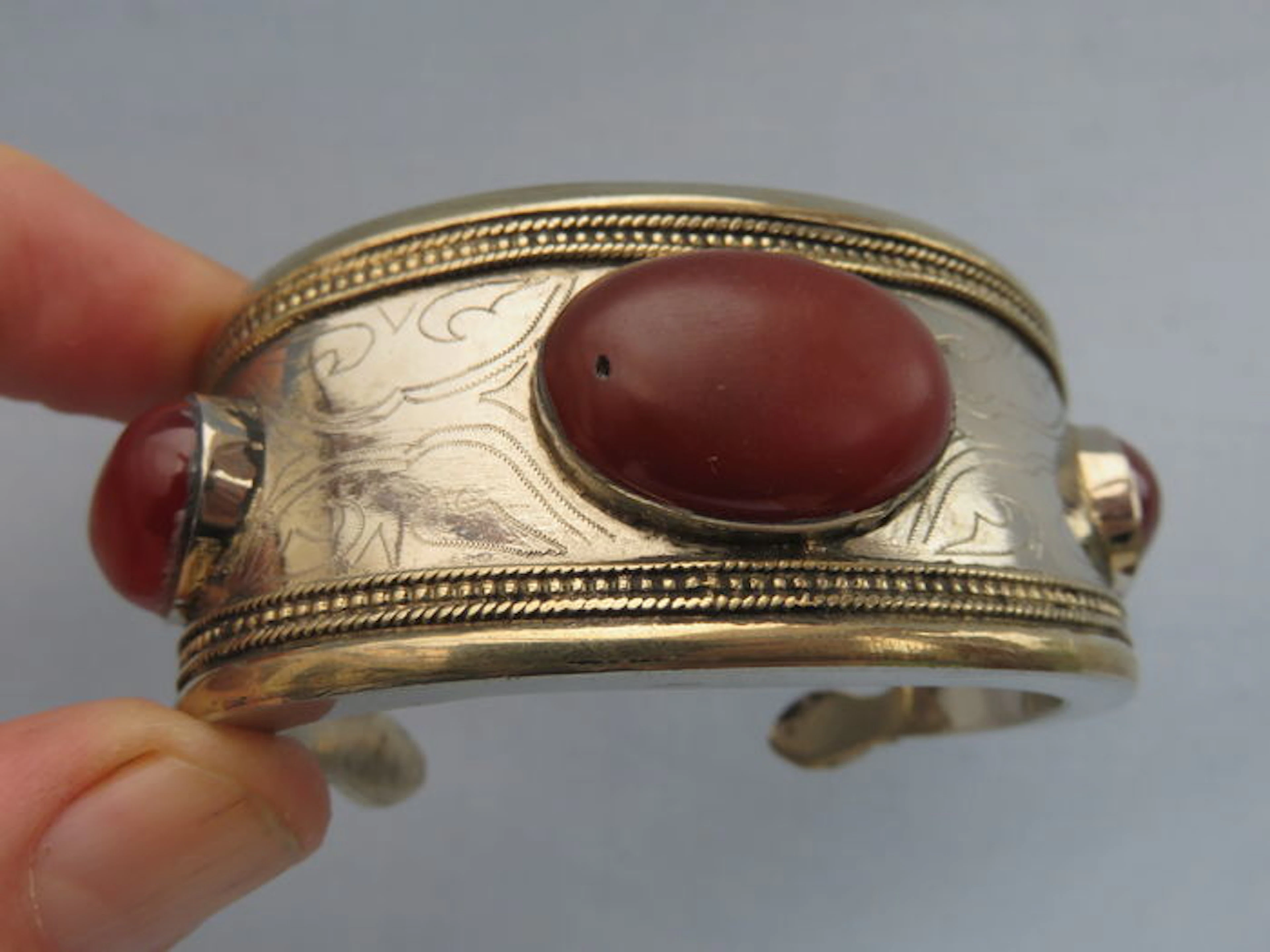 Versierde armband met carneool steen in messing verzilverd - Turkmenistan/Afghanistan - eind 20e eeuw