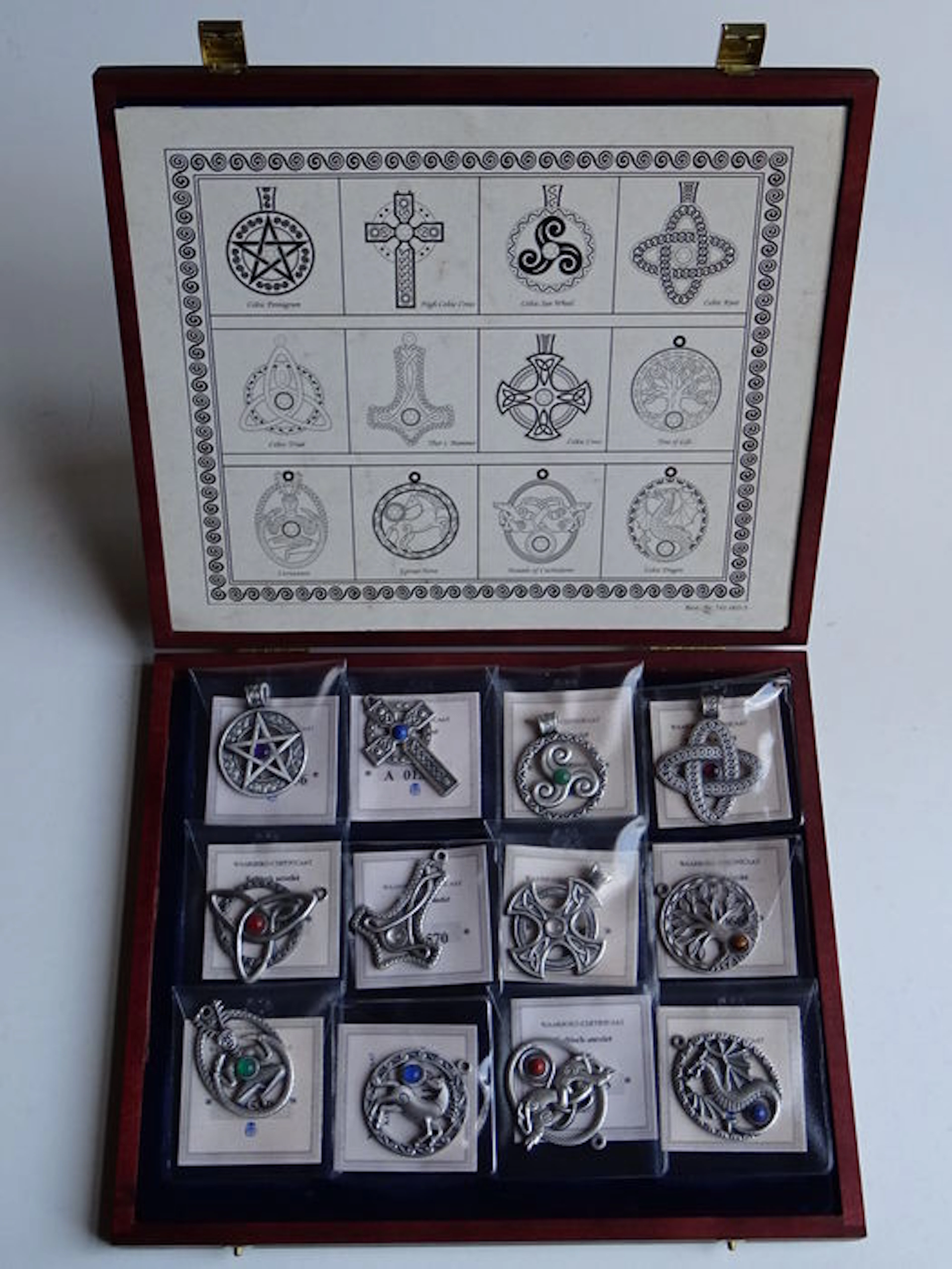 Collectie van 12 Keltische Amuletten in mooie houten cassette