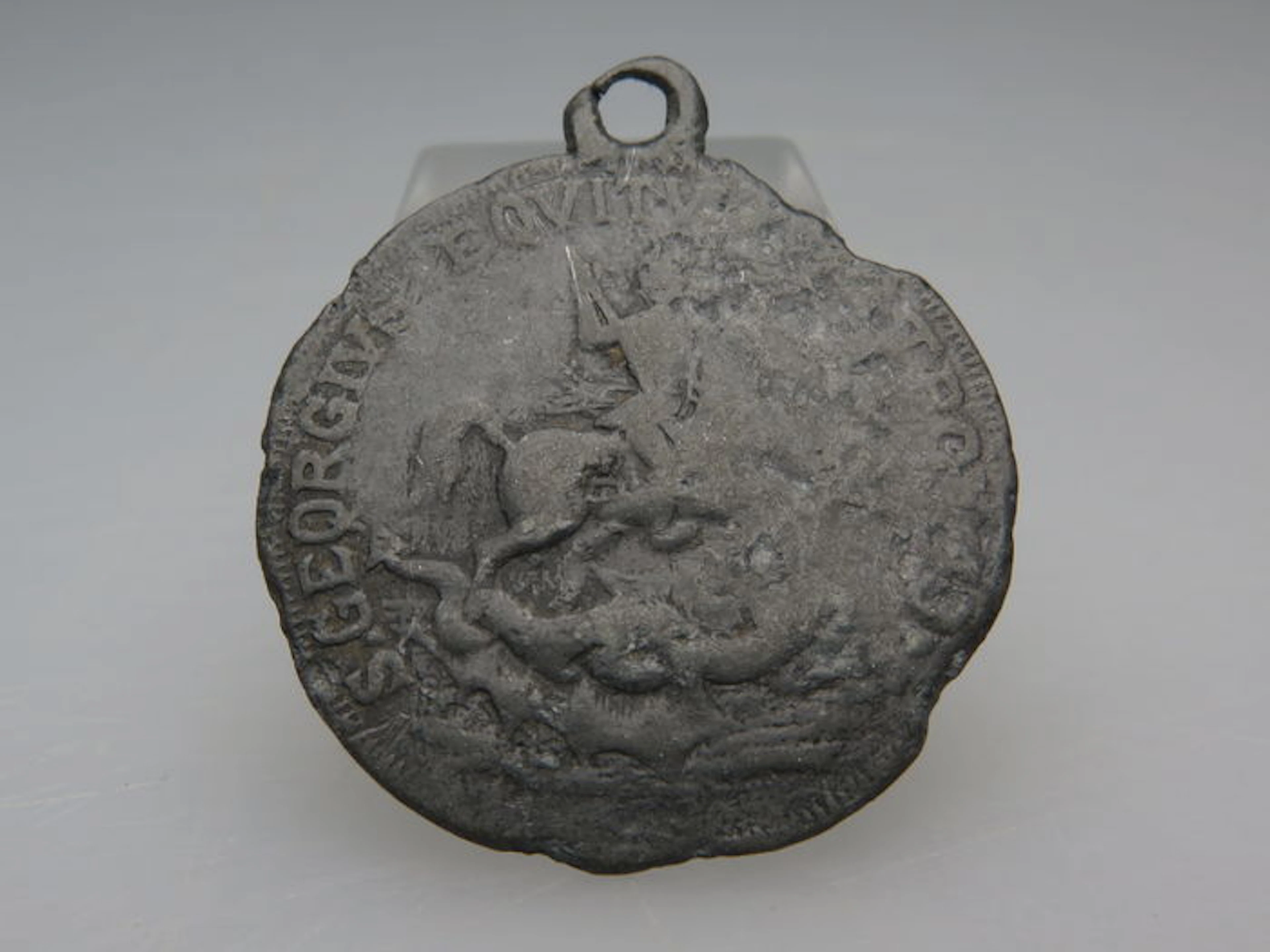 Antiek tinnen pelgrims insigne met Latijnse tekst - 30 mm
