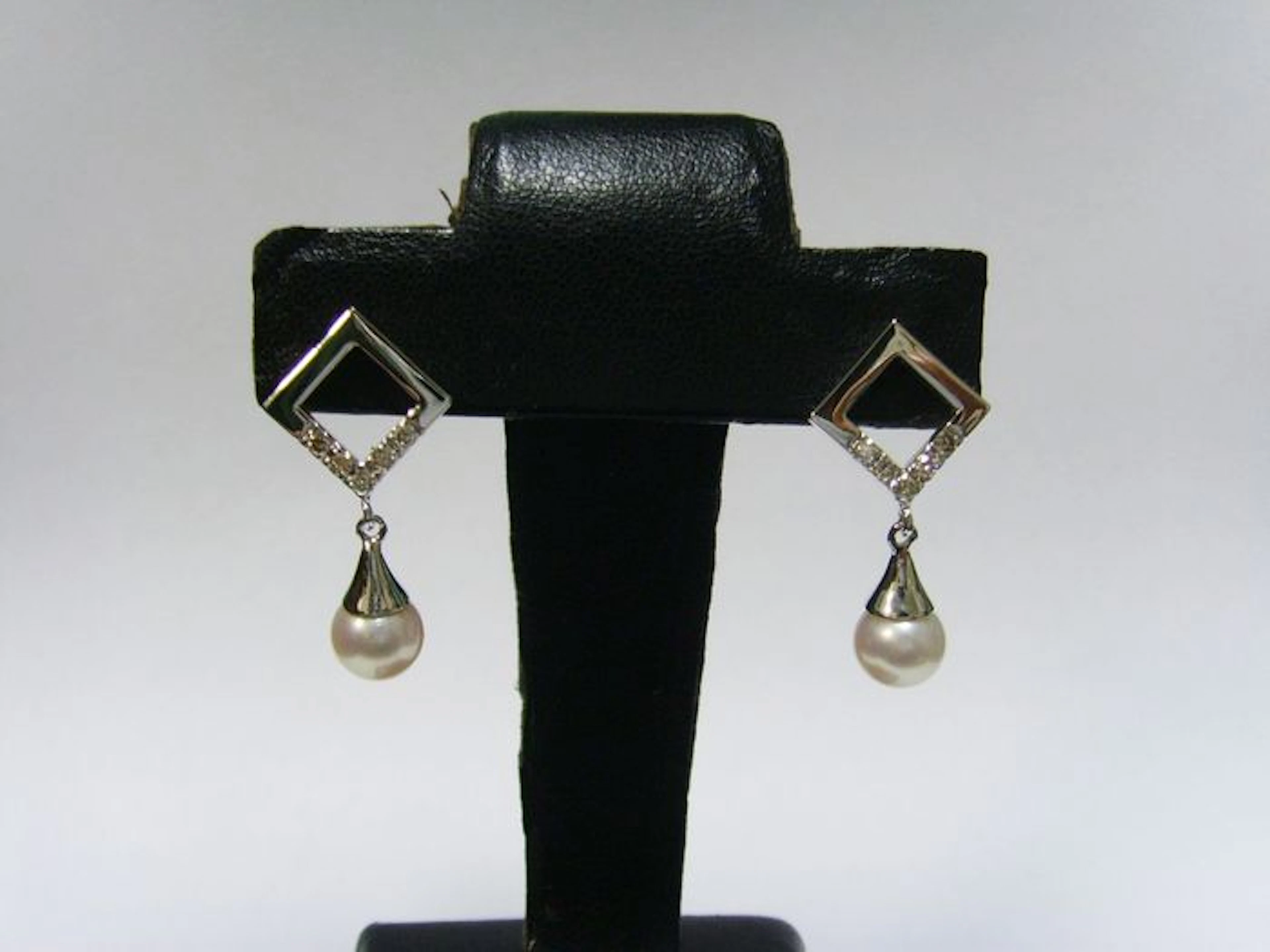 White gold earrings with brilliant-cut diamonds and 2 Tahitian pearls pendants