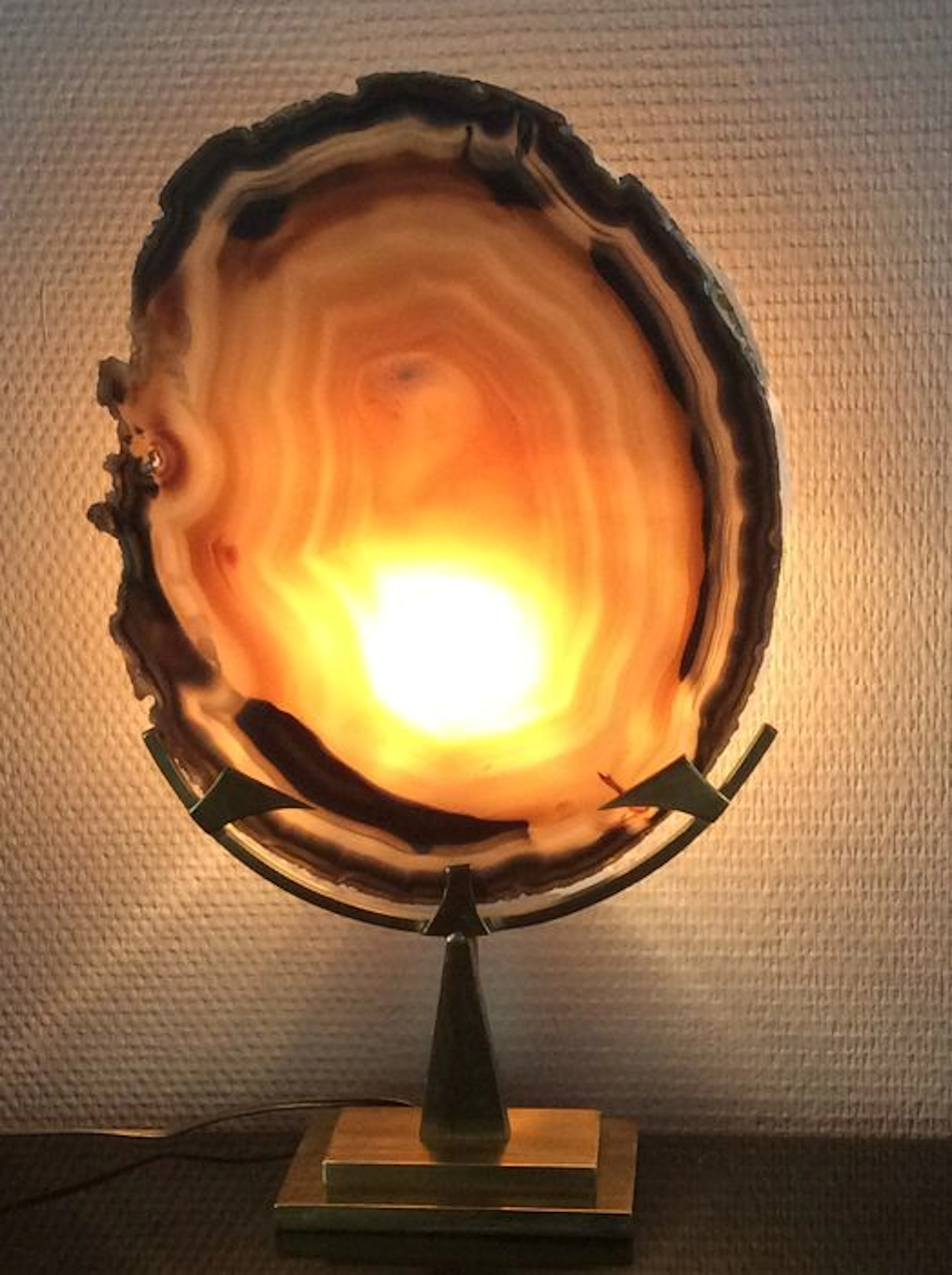 Willy Daro (attr.) - Lampe en laiton avec une belle tranche d’agate