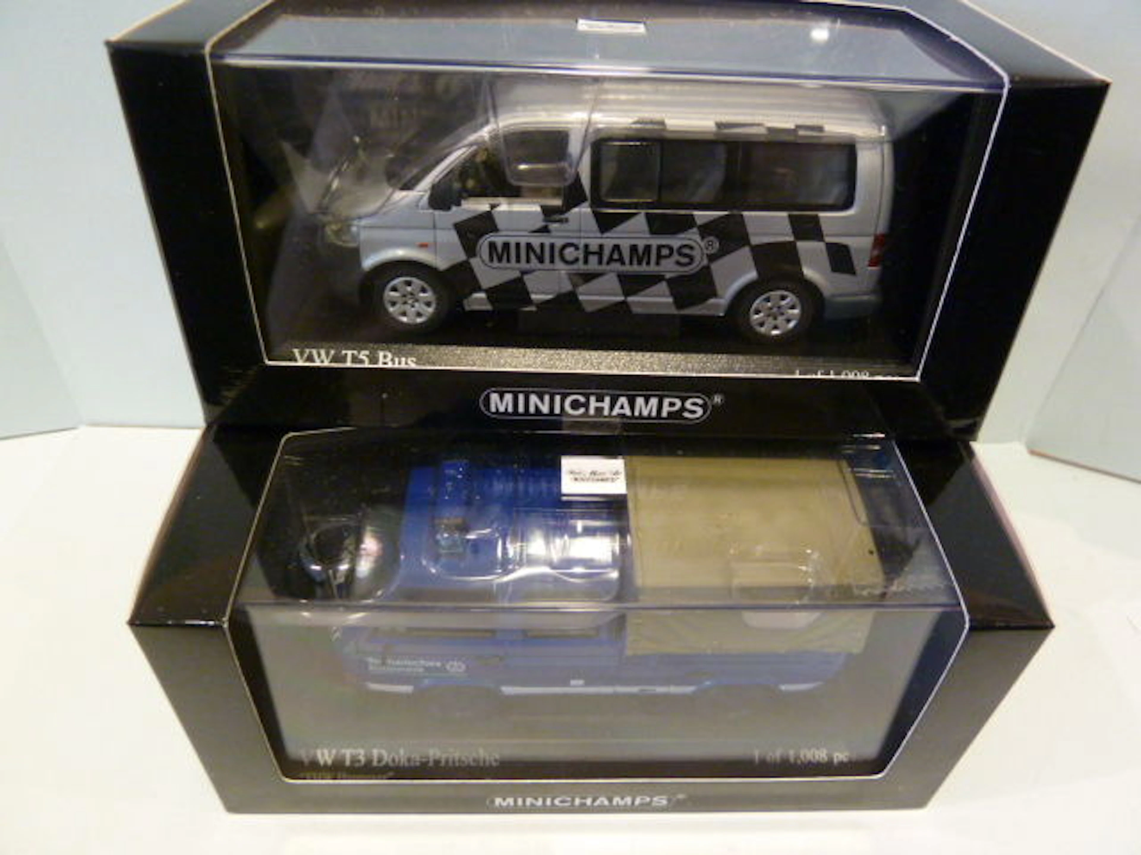 Minichamps - Schaal 1/43 - Kavel met 2 x VW Volkswagen: T5 Bus 'Minichamps' en T3 Doka Pritsche 'THW'