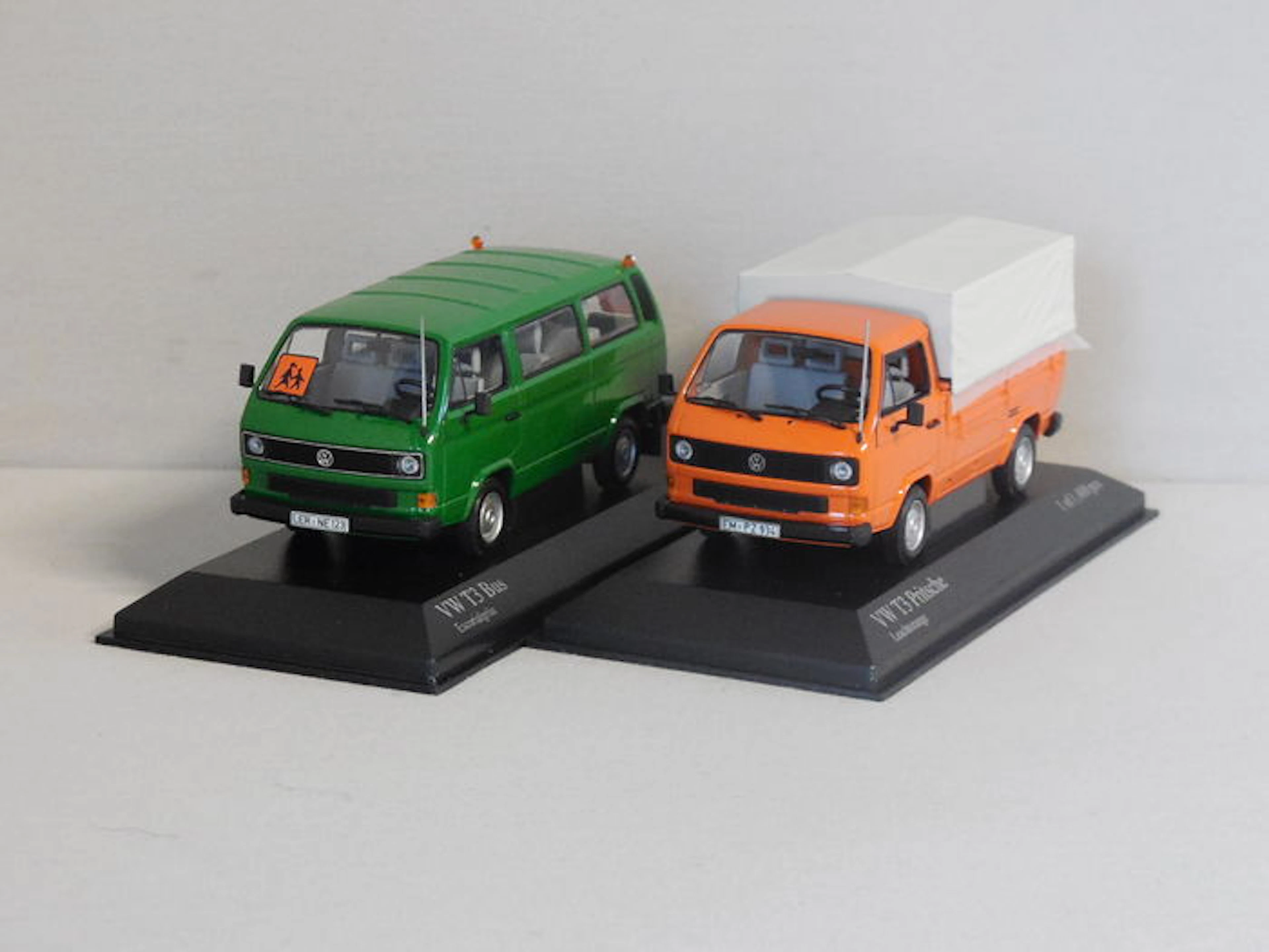 Minichamps - Schaal 1/43 - Kavel met 2 x Volkswagen T3