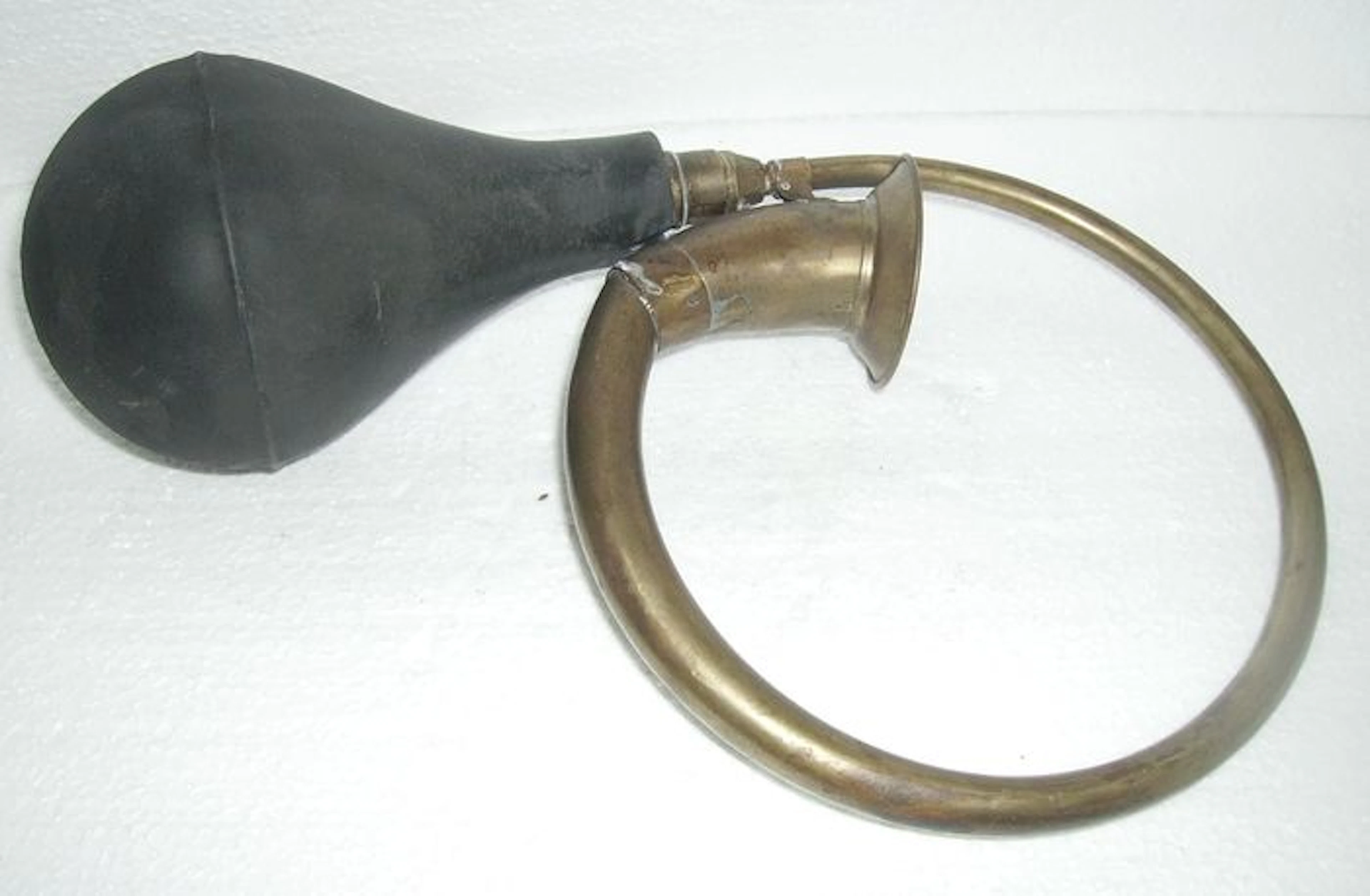 Antigua bocina de laton para coche clásico