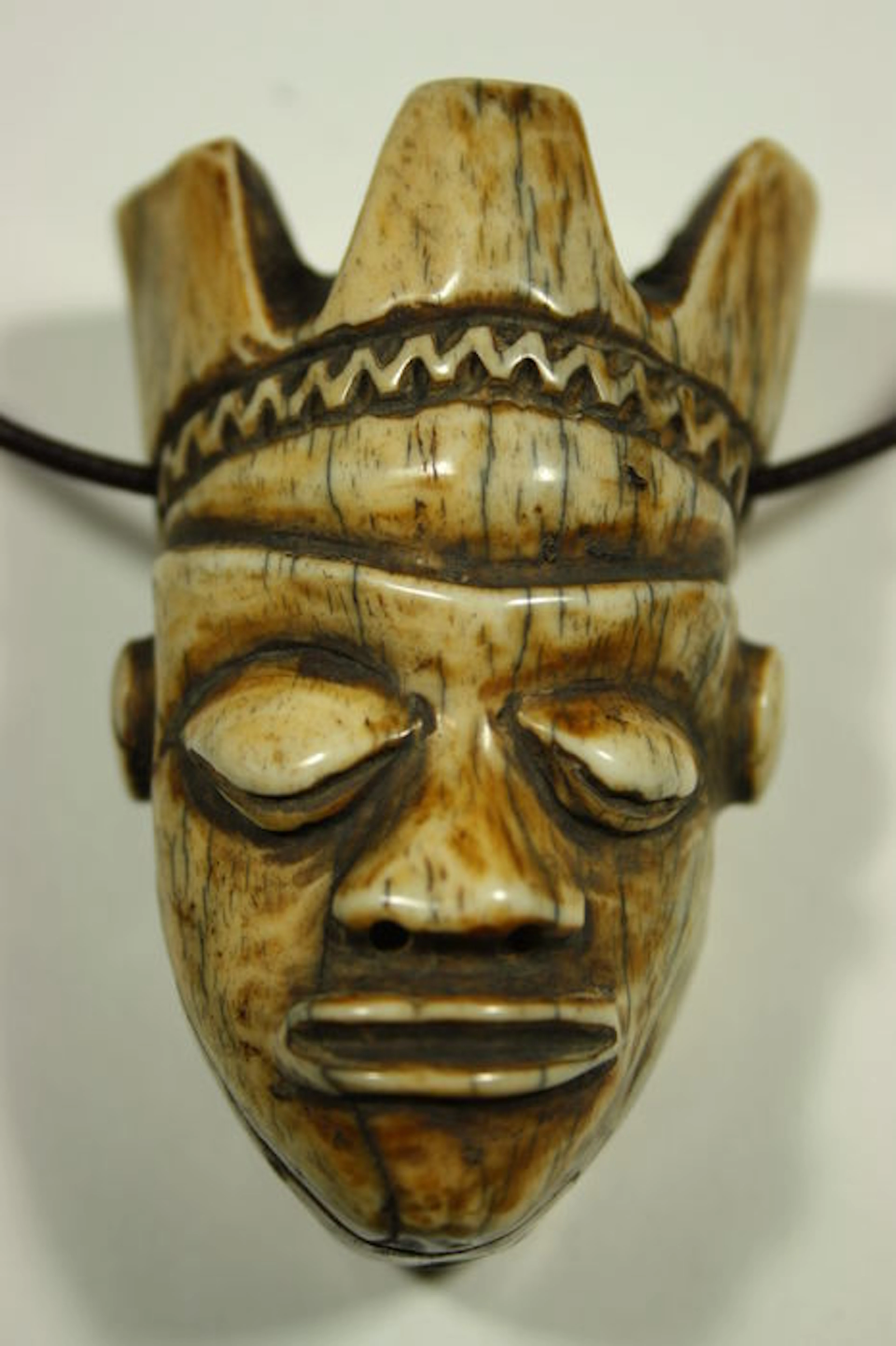 Oude Afrikaanse amulet in been - PENDE - D.R. Congo