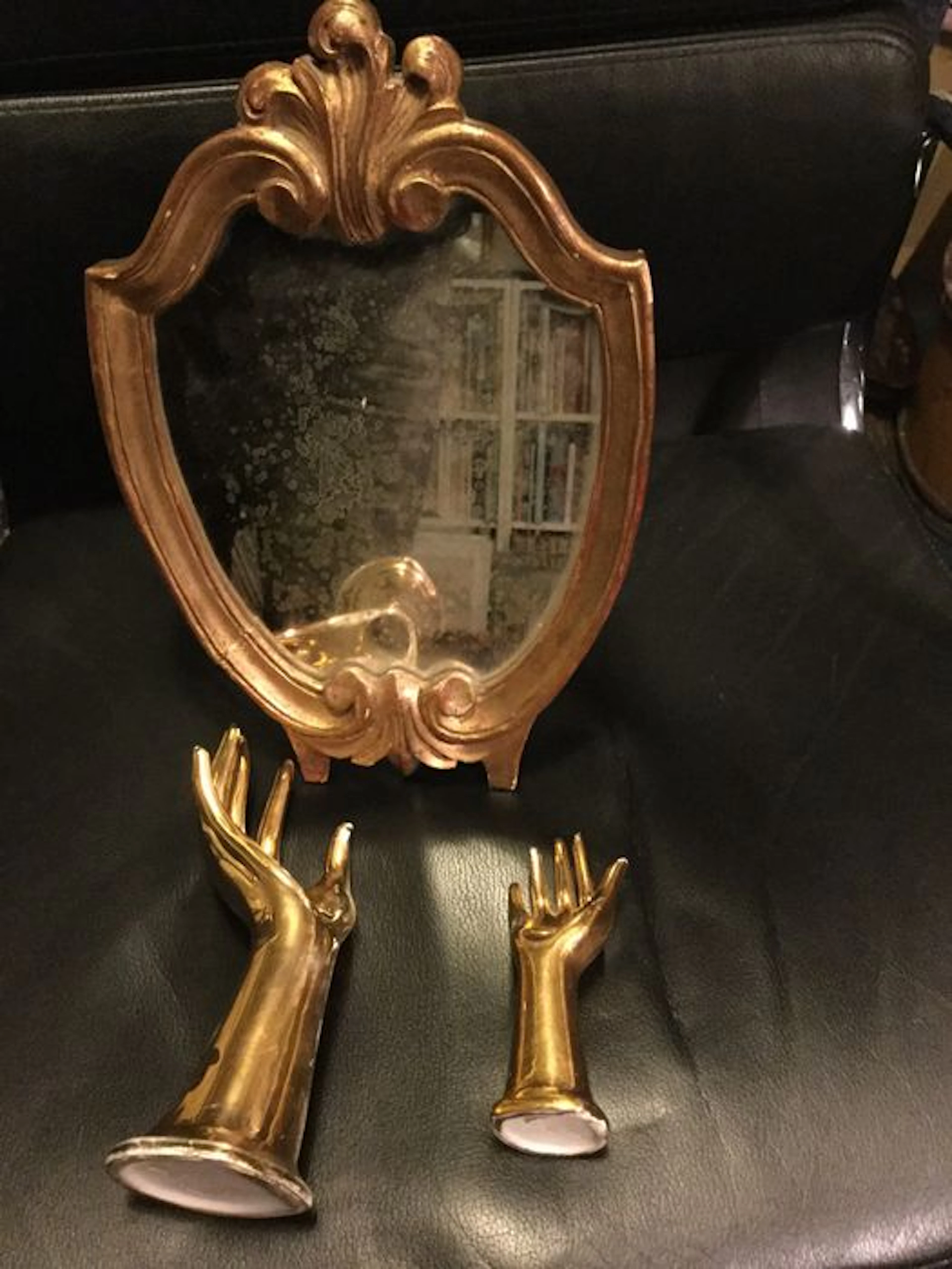 Een Barok stijl goudverguld spiegeltje voor op toilettafel met 2 porseleinen vaasjes/sierradenhouders voor ringen, goudkleurig.