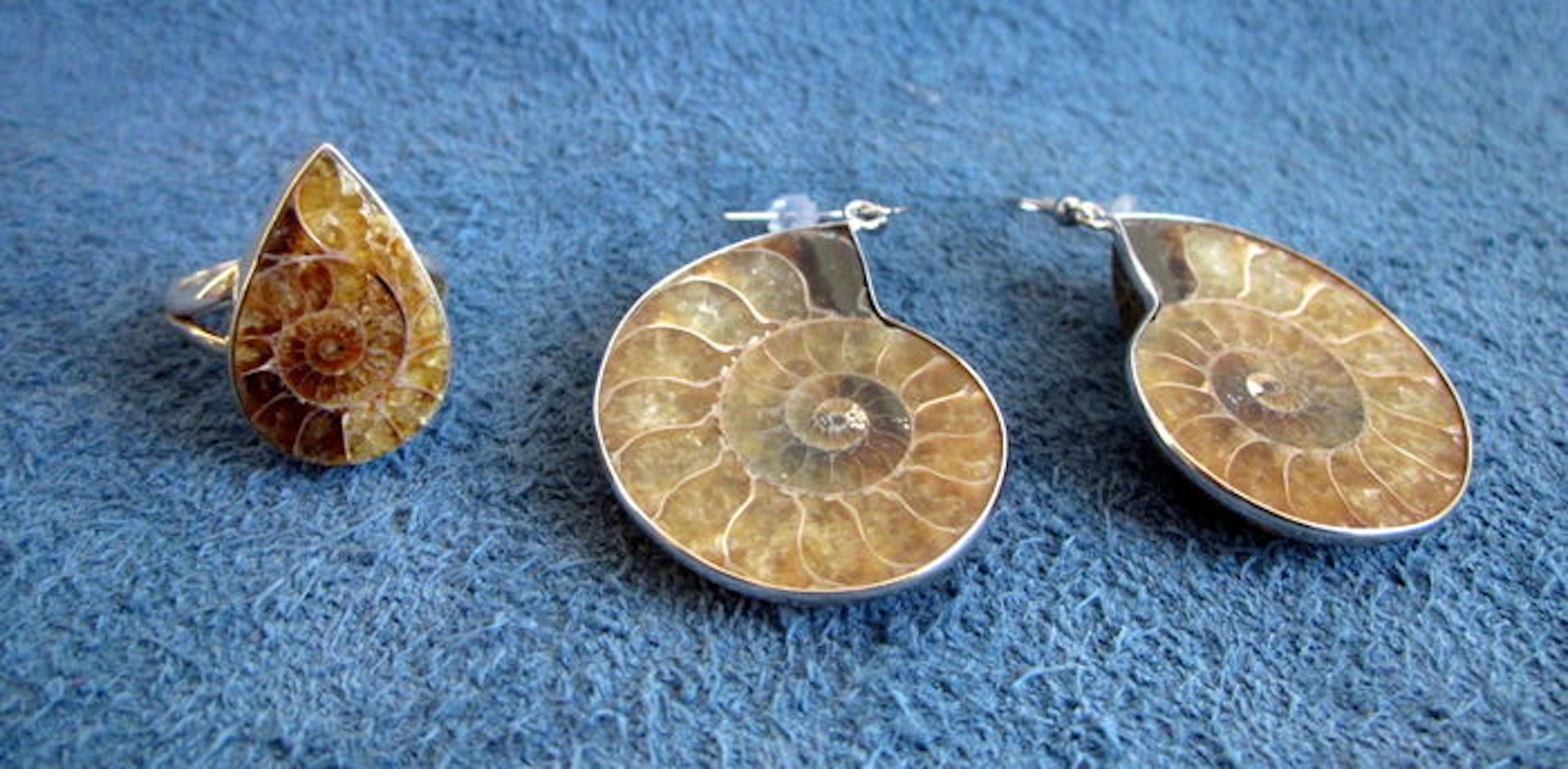 Set of 925 silver ring and matching dangle earrings set with ammonite.