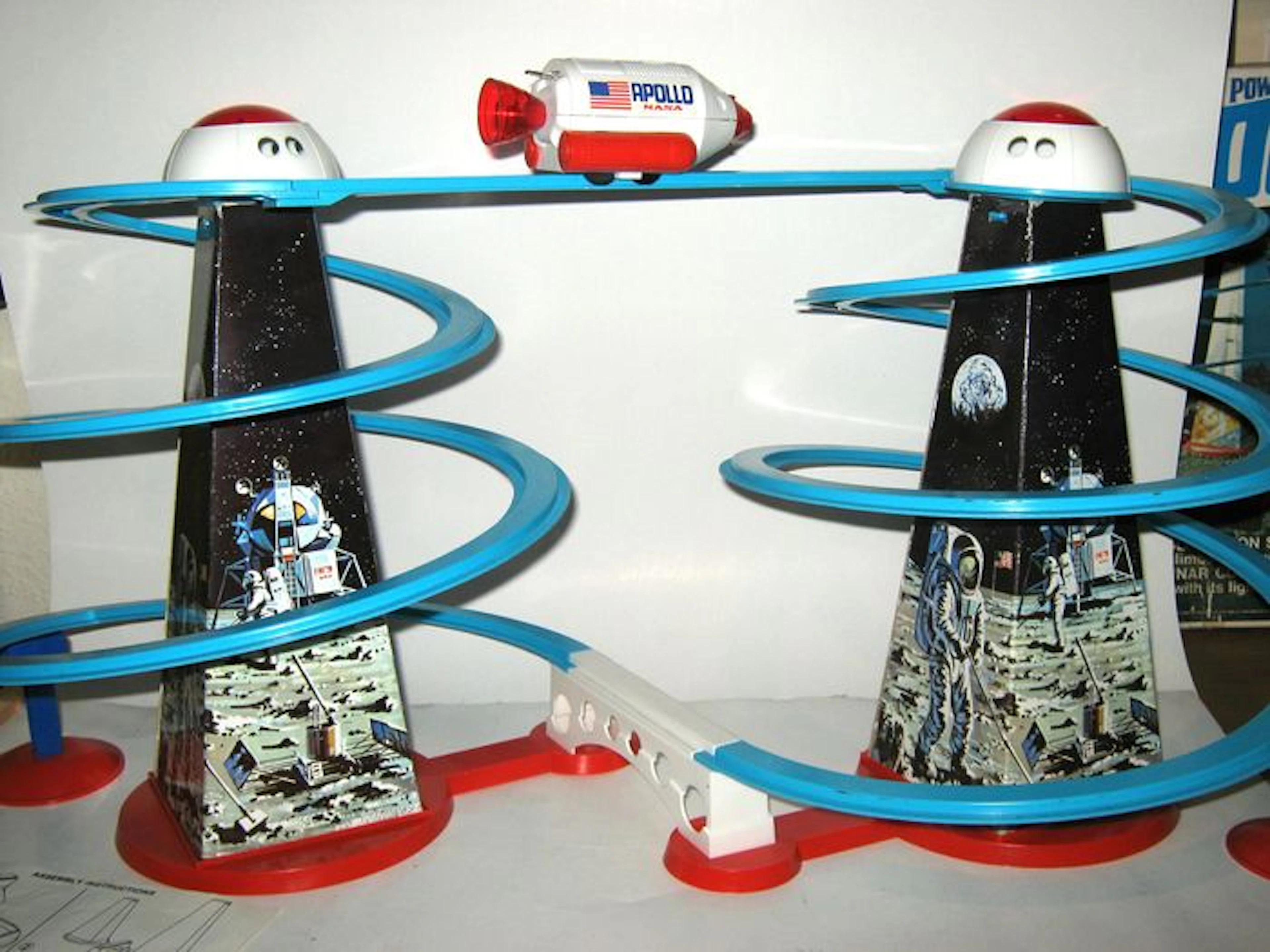 Cragstan, Japan - Kartonlänge 44 cm - Kunststoff Apollo Moon City mit Batterieantrieb, 1970